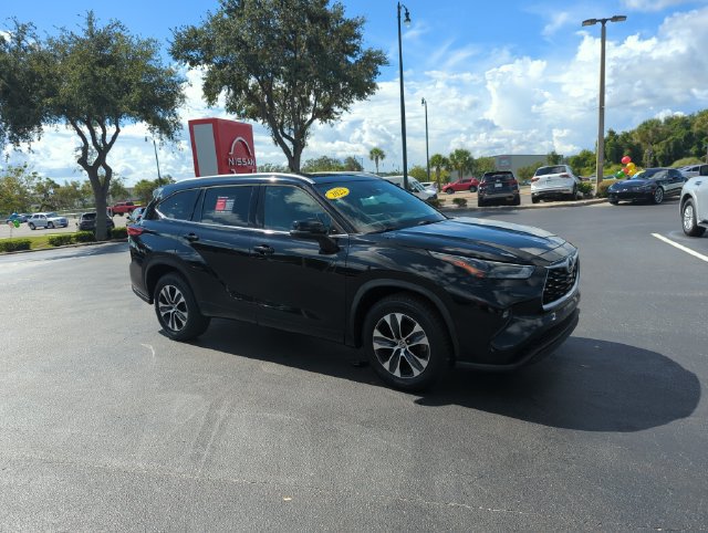 Used 2022 Toyota Highlander XLE FWD image 1