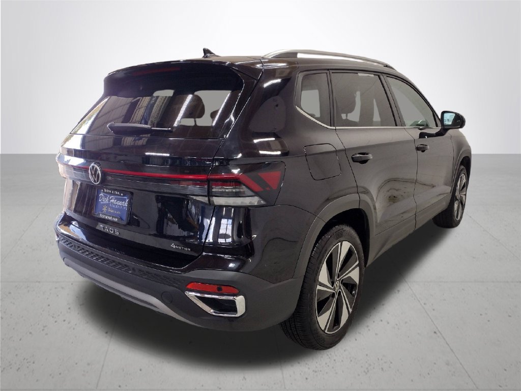 Used 2025 Volkswagen Taos SE AWD/4WD image 14