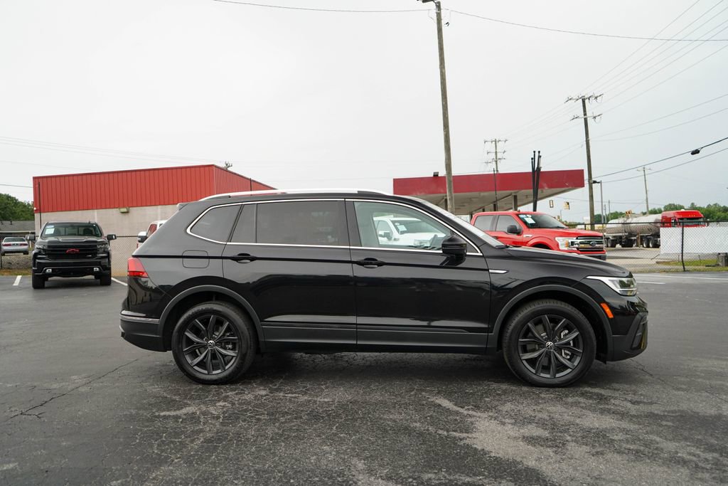 Used 2024 Volkswagen Tiguan SE FWD image 2