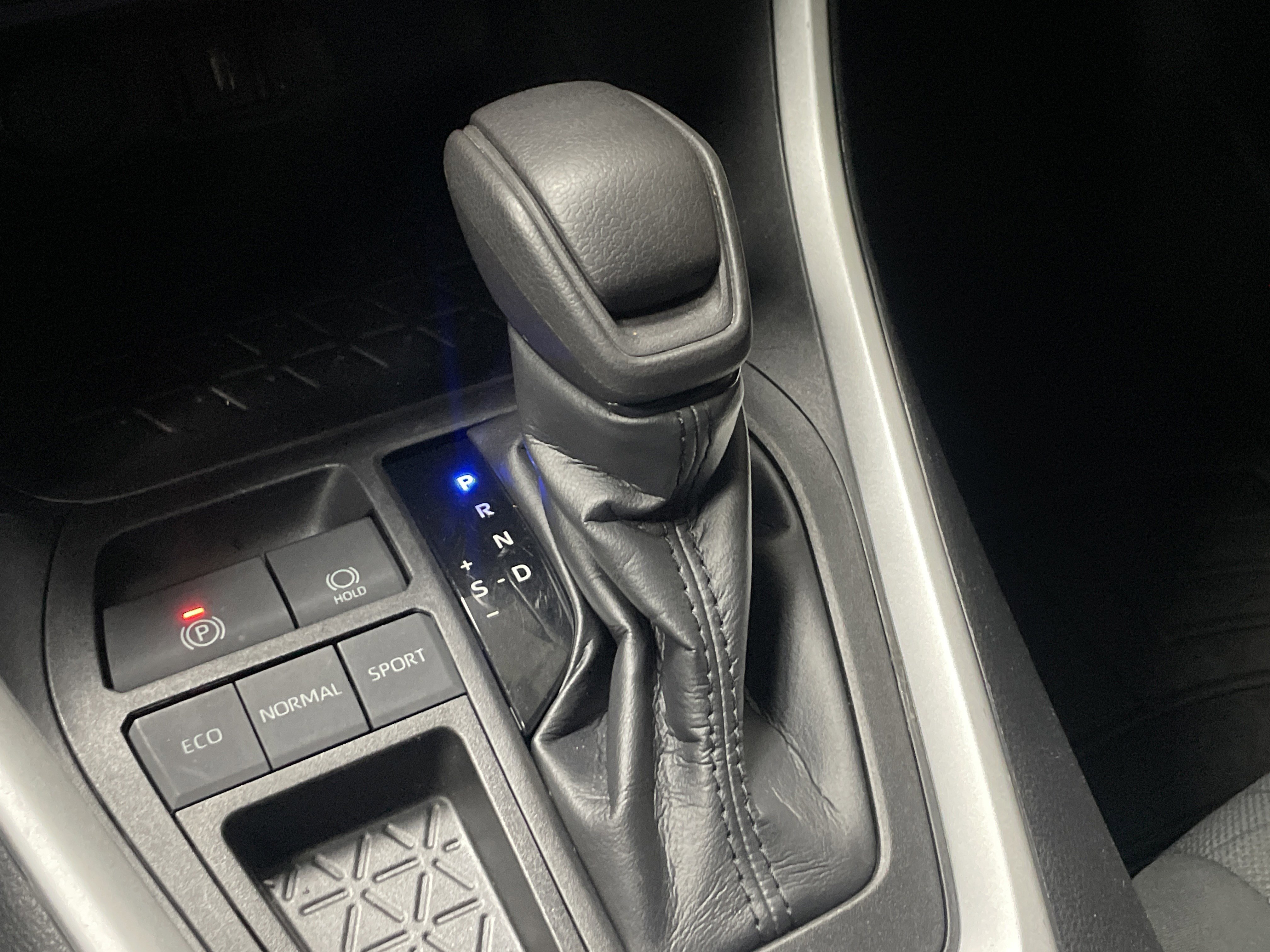 Used 2021 Toyota RAV4 XLE w/ Convenience Package FWD image 26