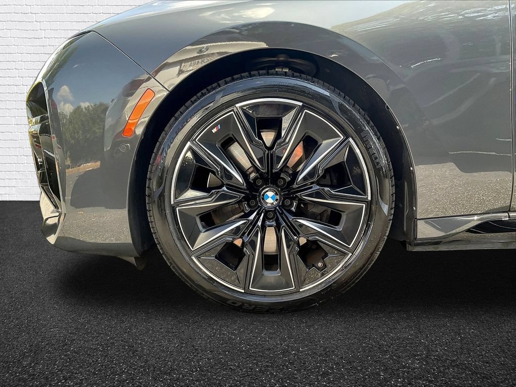Used 2023 BMW i7 xDrive60 w/ Executive Package 2 AWD/4WD image 28