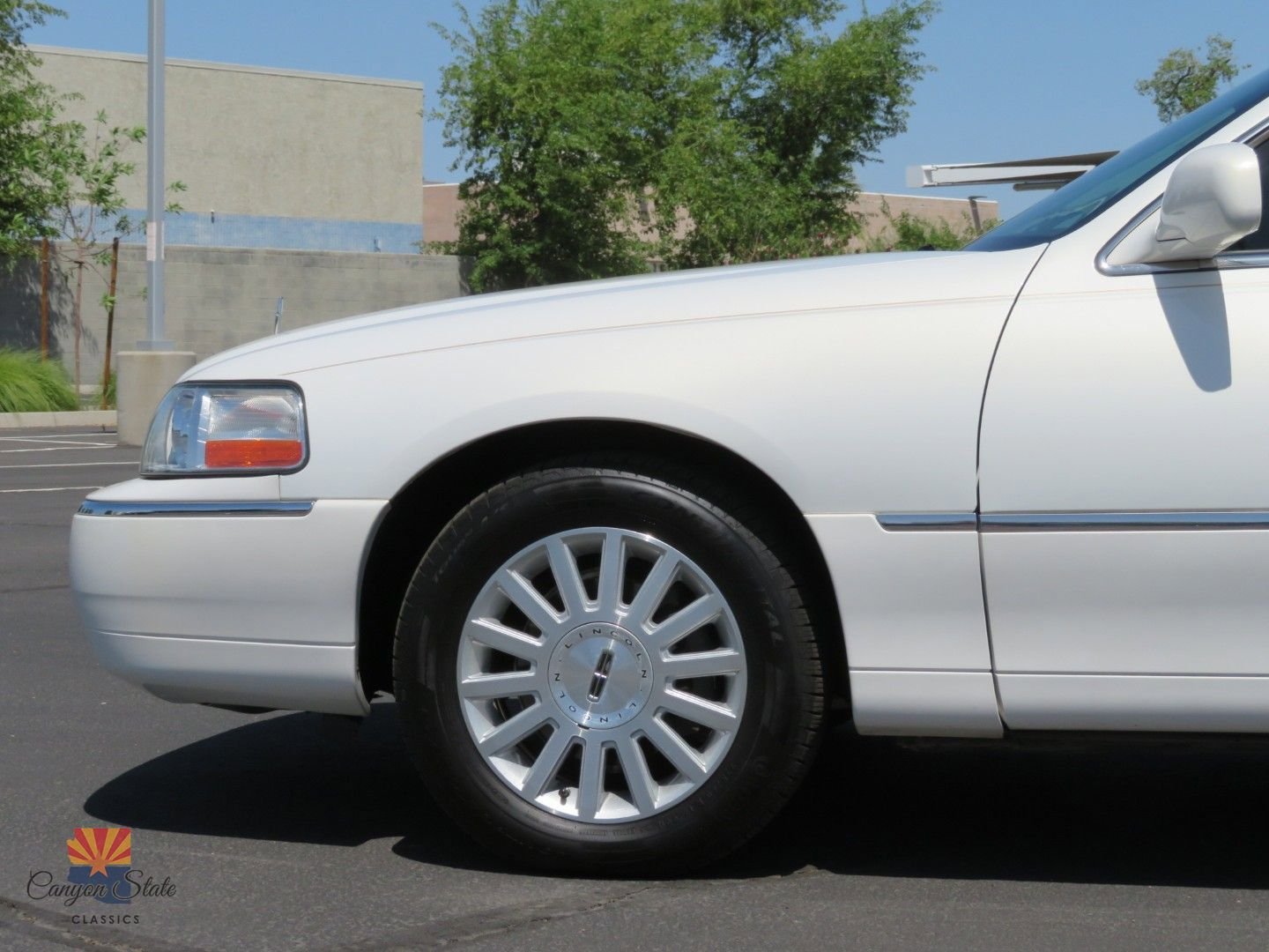 Used 2003 Lincoln Town Car Executive image 18