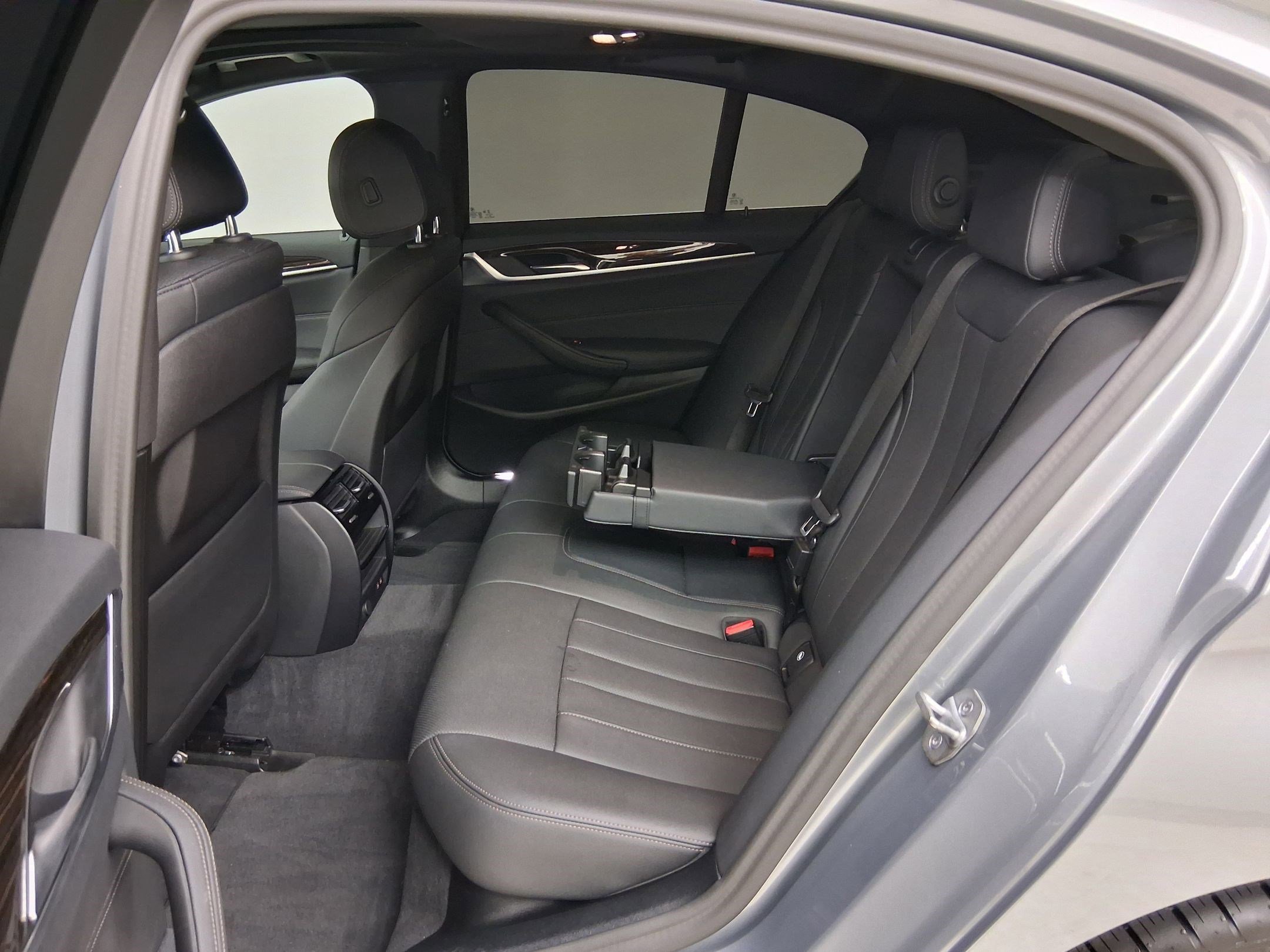 Certified 2023 BMW 530e w/ Convenience Package image 14