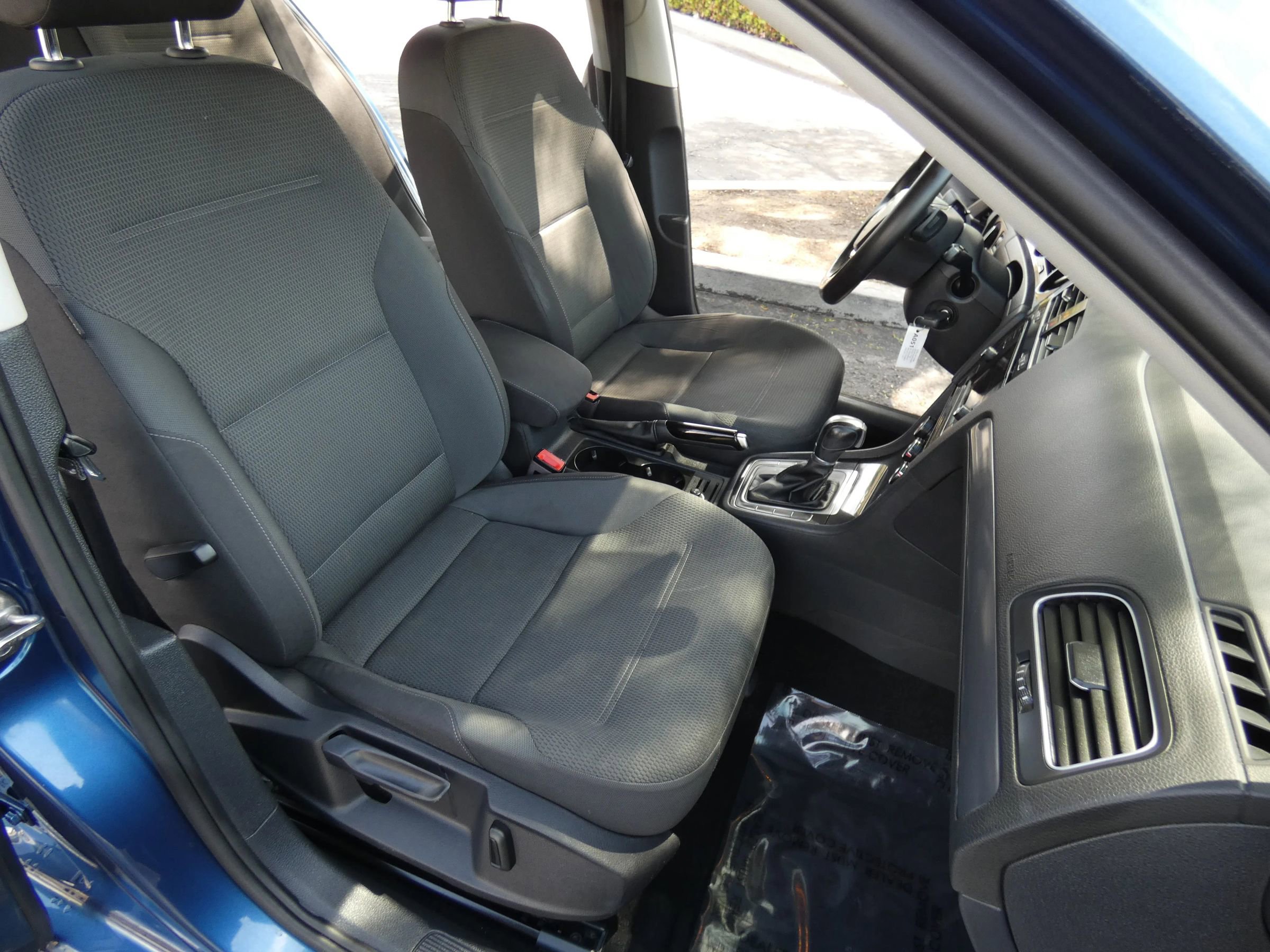 Used 2018 Volkswagen Golf S image 31