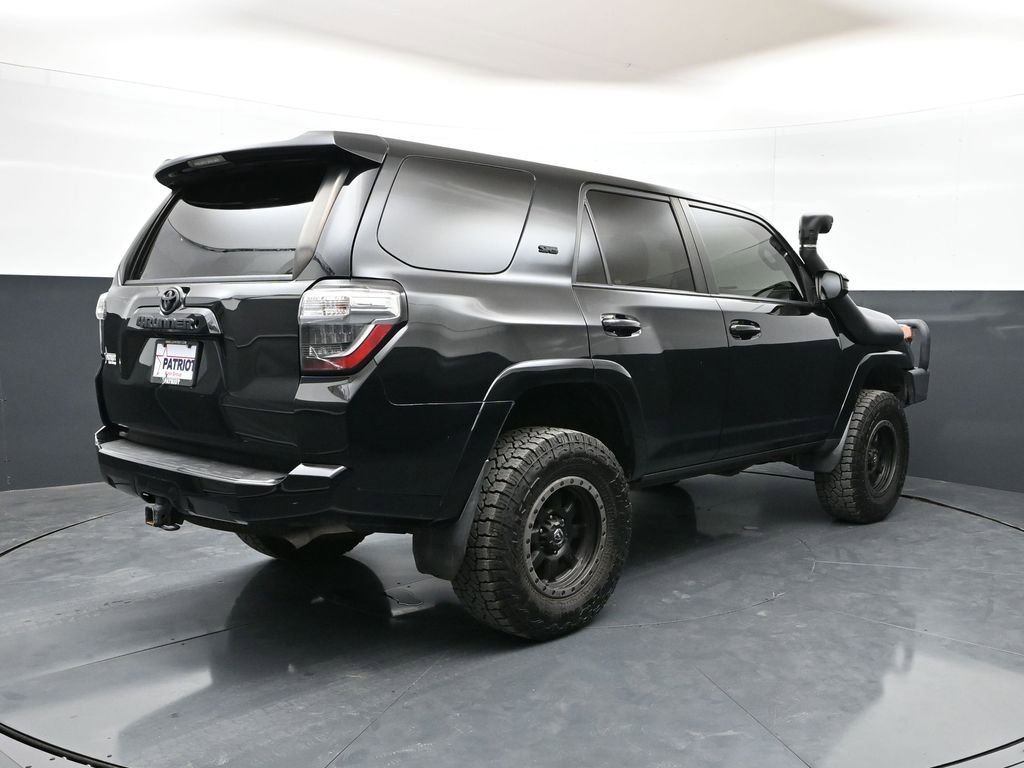 Used 2018 Toyota 4Runner SR5 AWD/4WD image 3