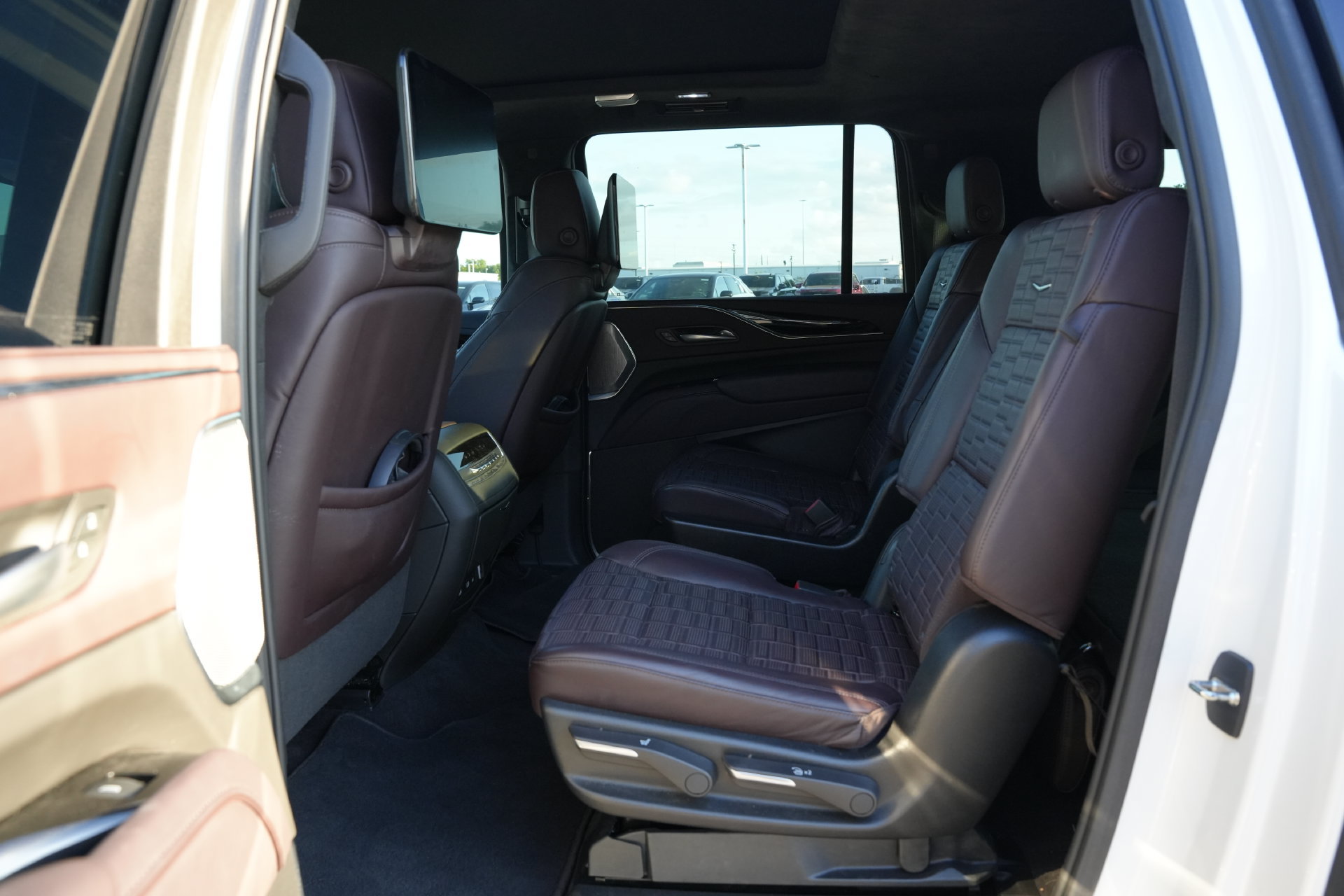 Certified 2023 Cadillac Escalade ESV V w/ LPO, ONYX Package AWD/4WD image 16