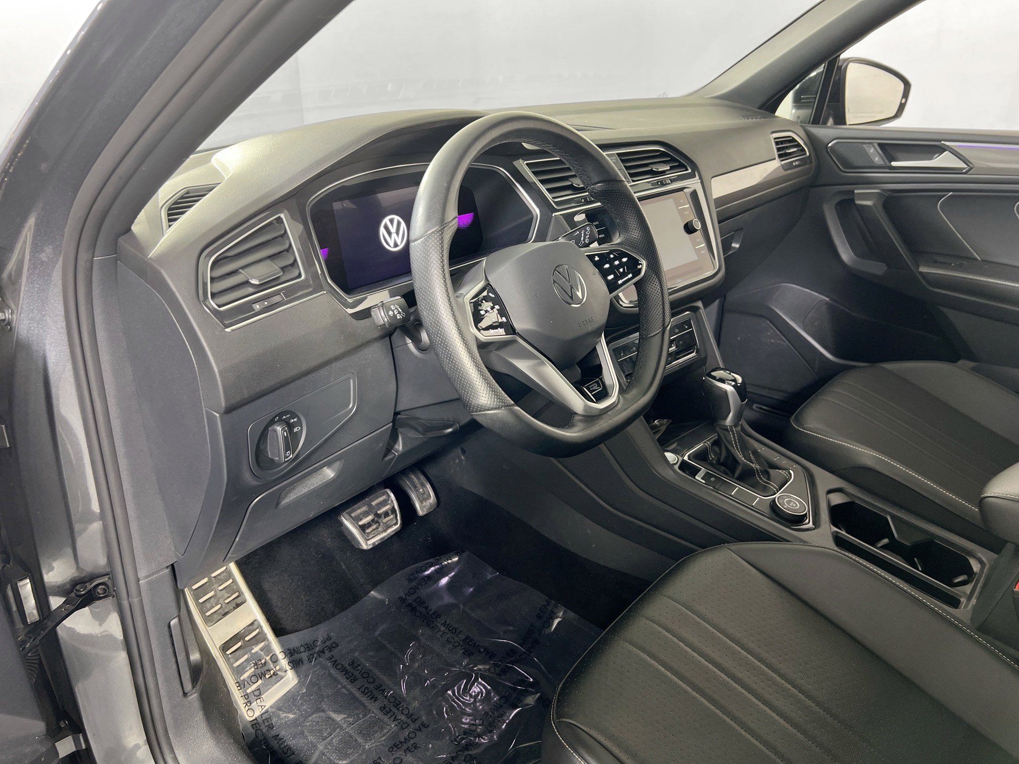 Used 2022 Volkswagen Tiguan SE R-Line image 9