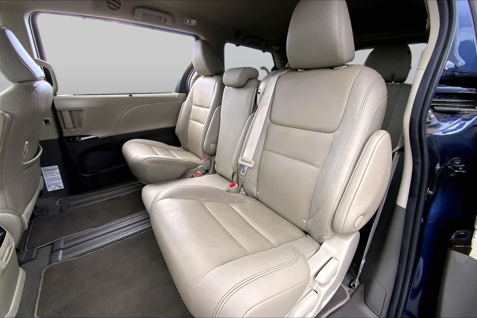 Used 2020 Toyota Sienna XLE Premium FWD image 20