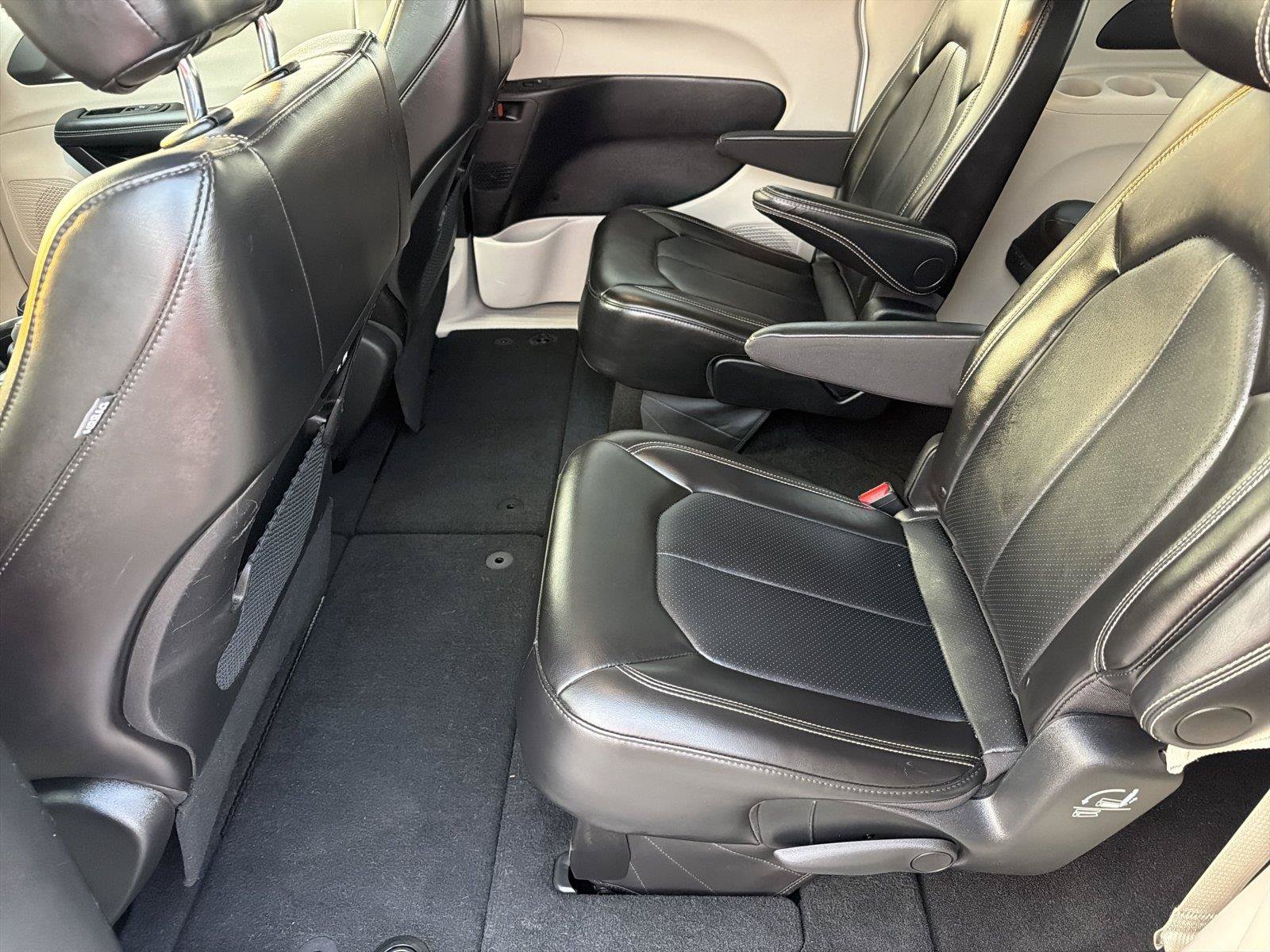 Used 2024 Chrysler Pacifica Touring-L FWD image 20