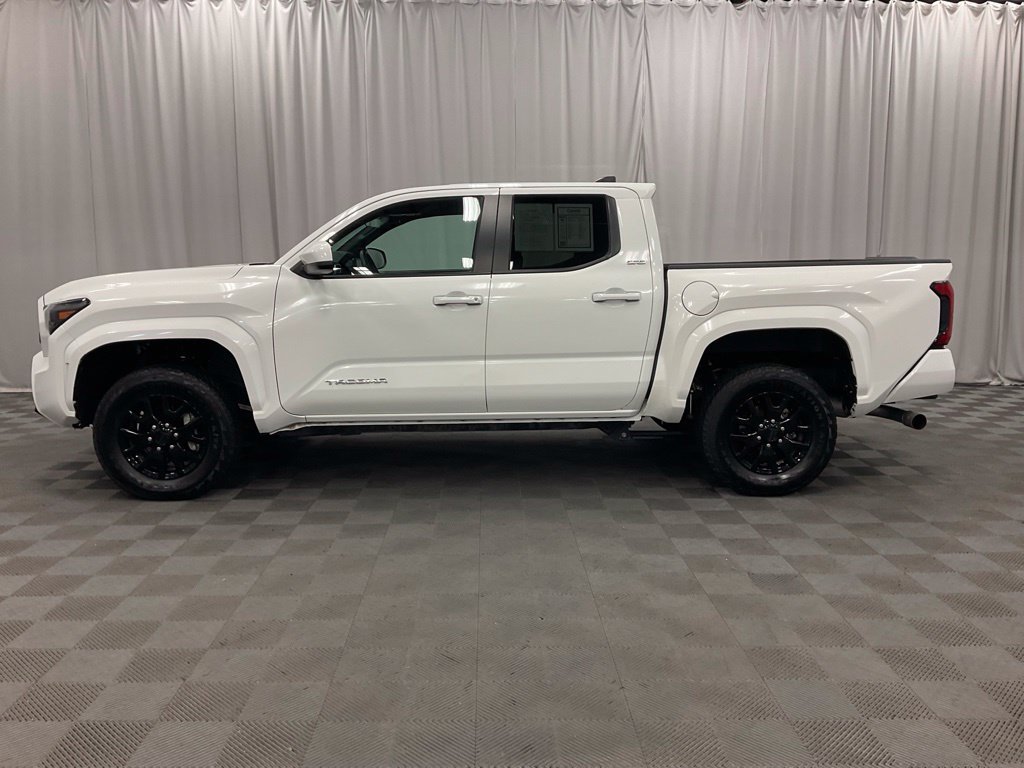 Used 2025 Toyota Tacoma SR5 AWD/4WD image 9