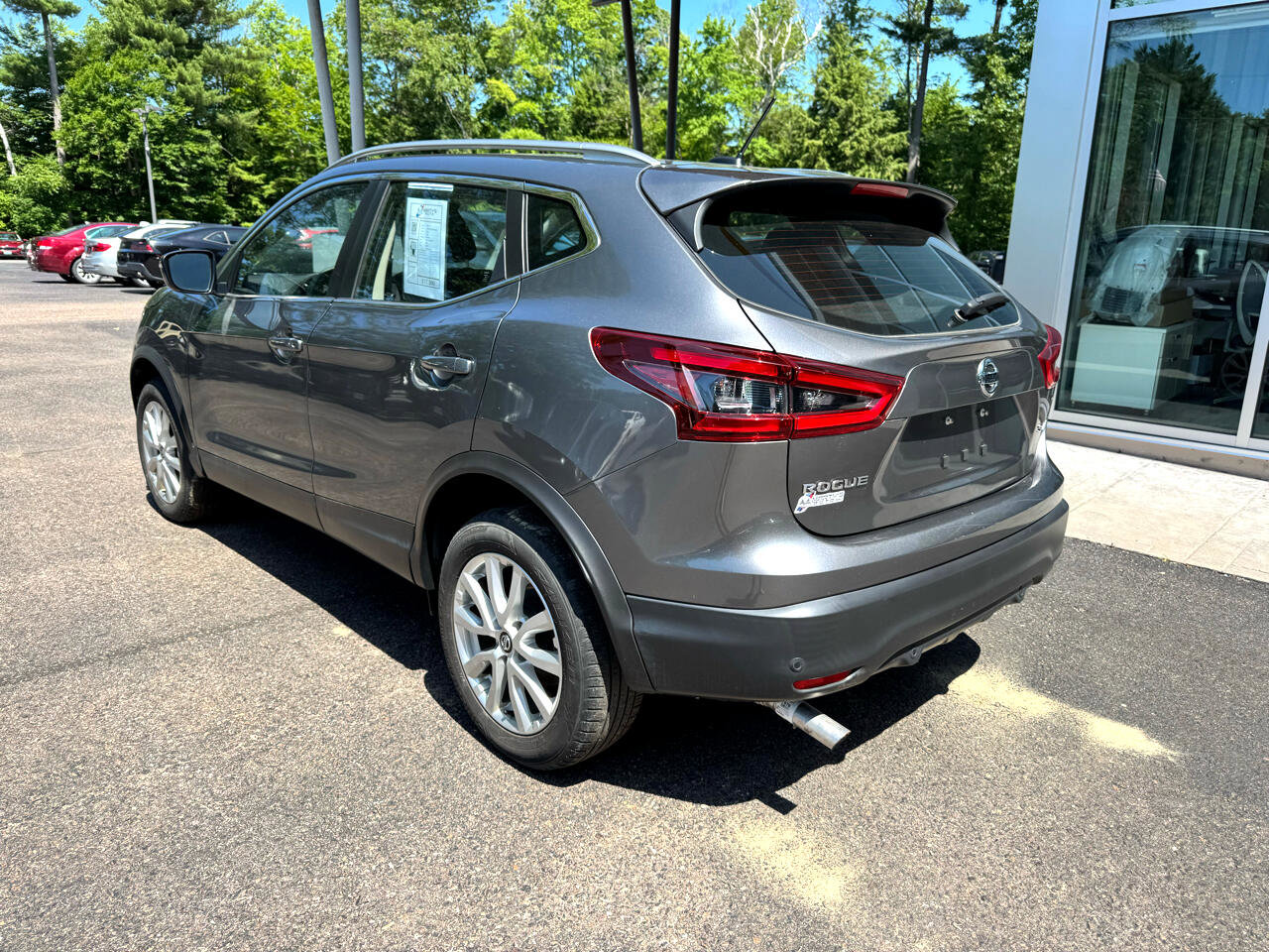 Used 2020 Nissan Rogue Sport SV image 3