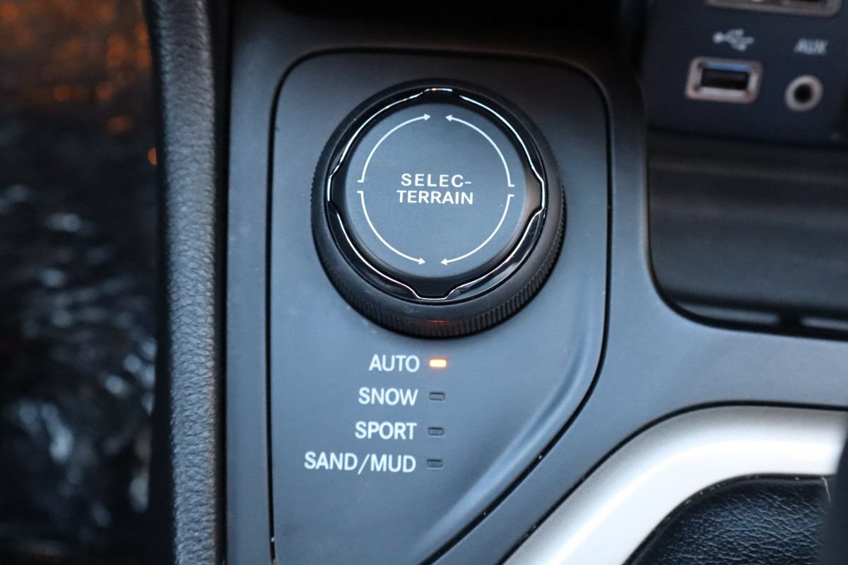 Used 2016 Jeep Cherokee Limited AWD/4WD image 19