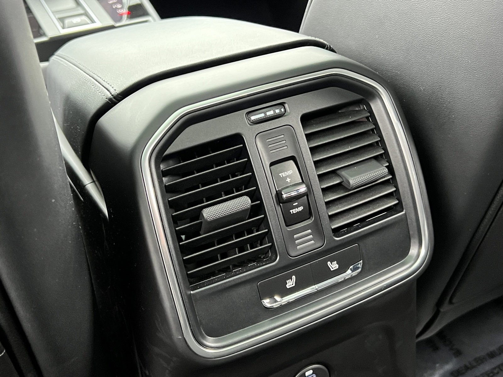 Certified 2025 Porsche Macan Turbo image 17