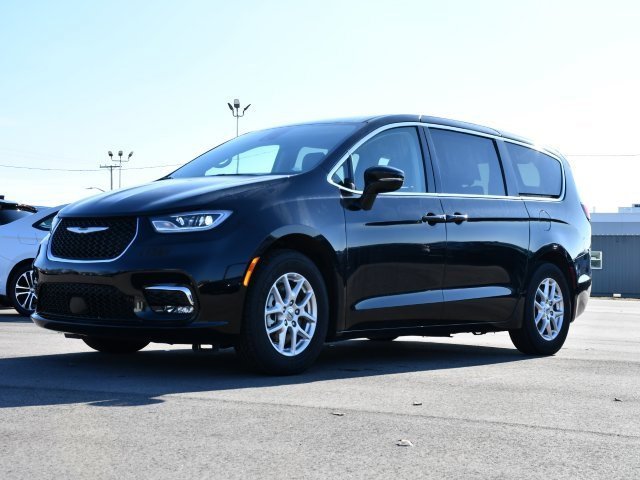 Used 2024 Chrysler Pacifica Touring-L image 3