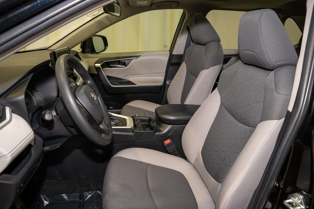 Used 2021 Toyota RAV4 XLE w/ Convenience Package image 12