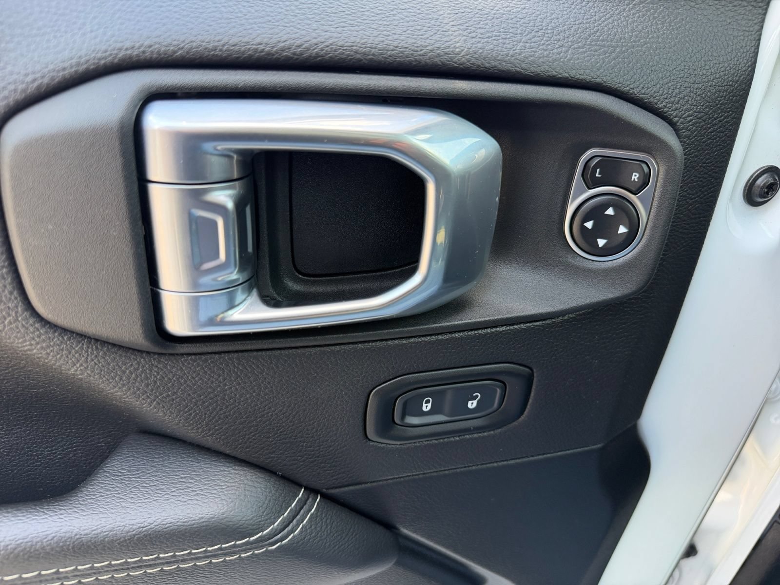 Used 2023 Jeep Wrangler Unlimited Sahara w/ Cold Weather Group AWD/4WD image 19