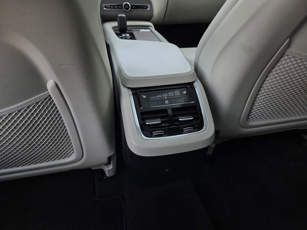Used 2023 Volvo XC90 B6 Plus image 17