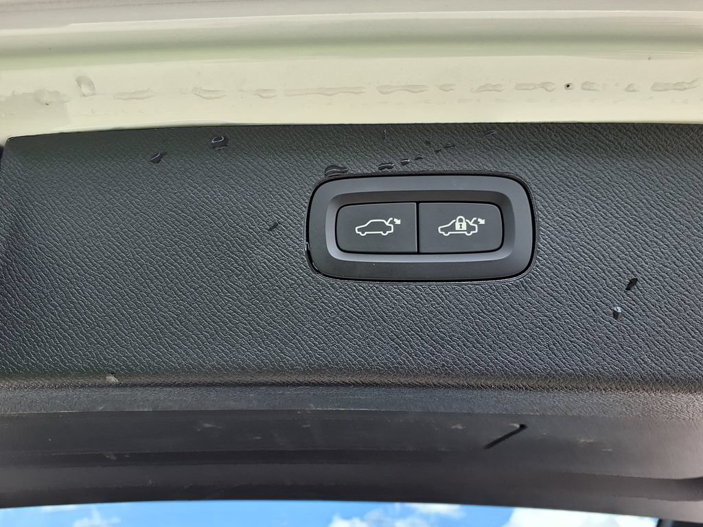Certified 2025 Volvo XC90 B6 Plus AWD/4WD image 14