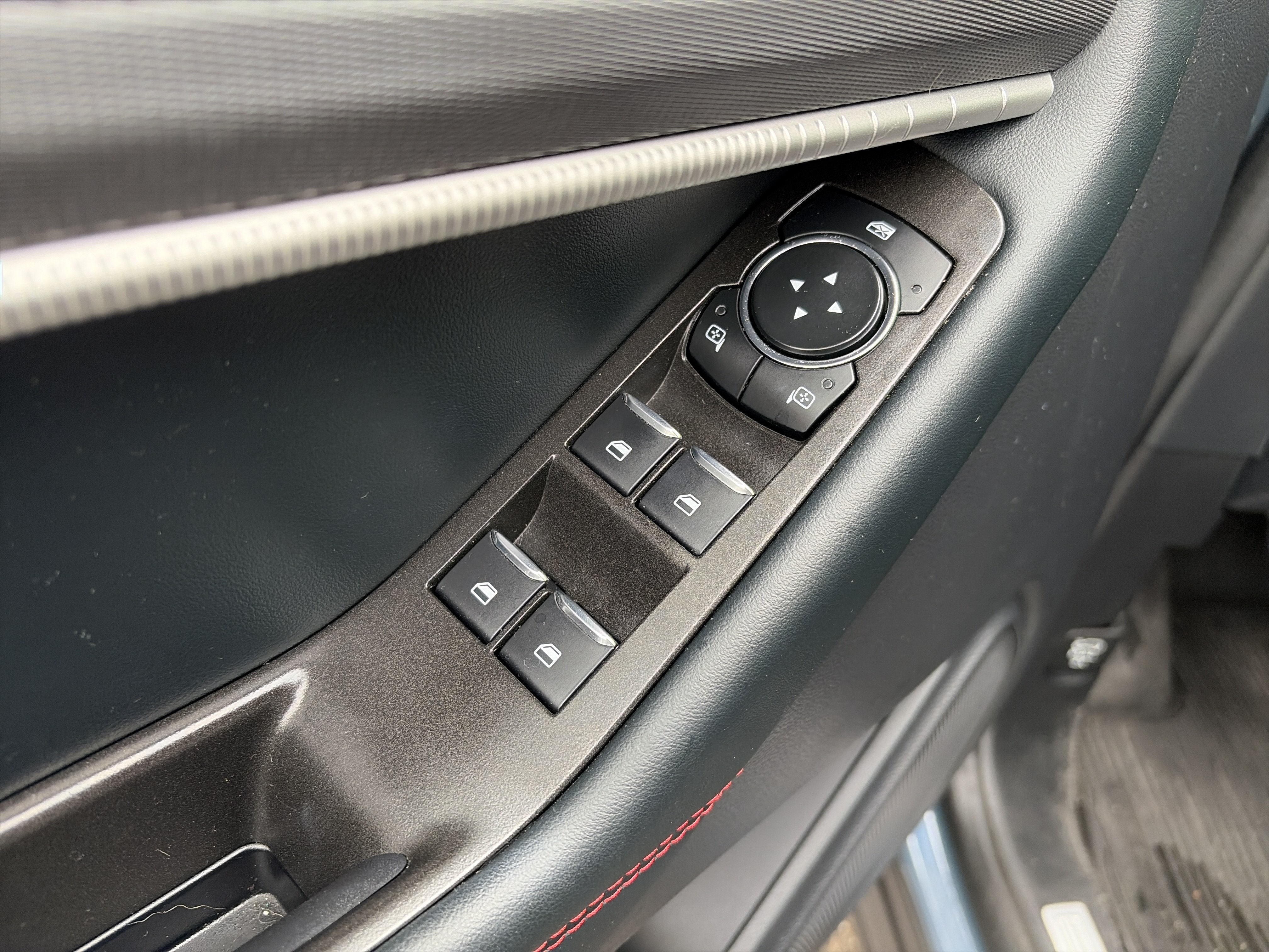 Used 2025 Ford Explorer ST-Line AWD/4WD image 17