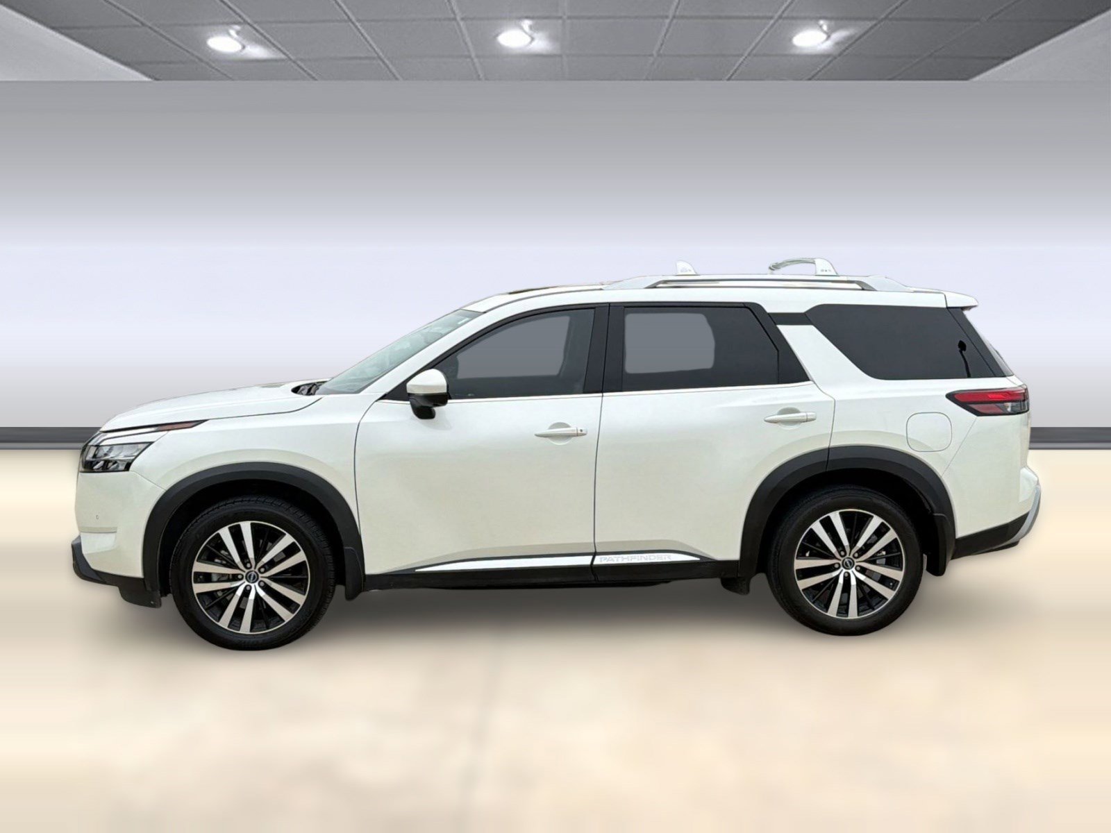 Used 2023 Nissan Pathfinder Platinum image 2