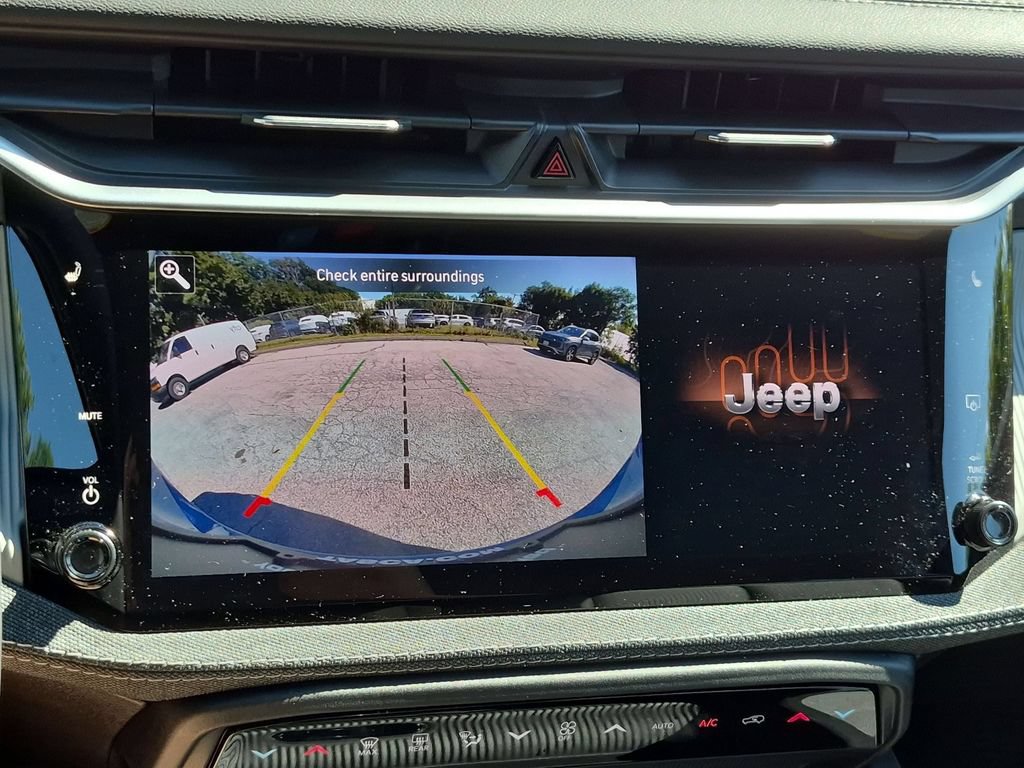 Used 2026 Jeep Cherokee Laredo AWD/4WD image 18