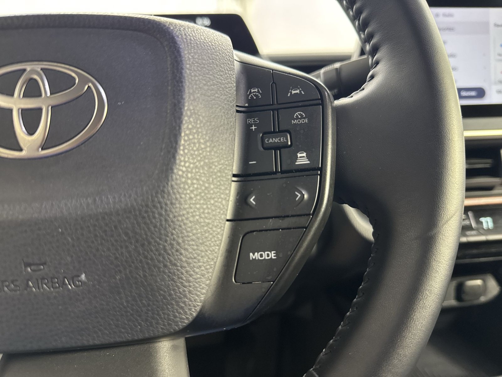 Used 2025 Toyota Prius LE FWD image 44