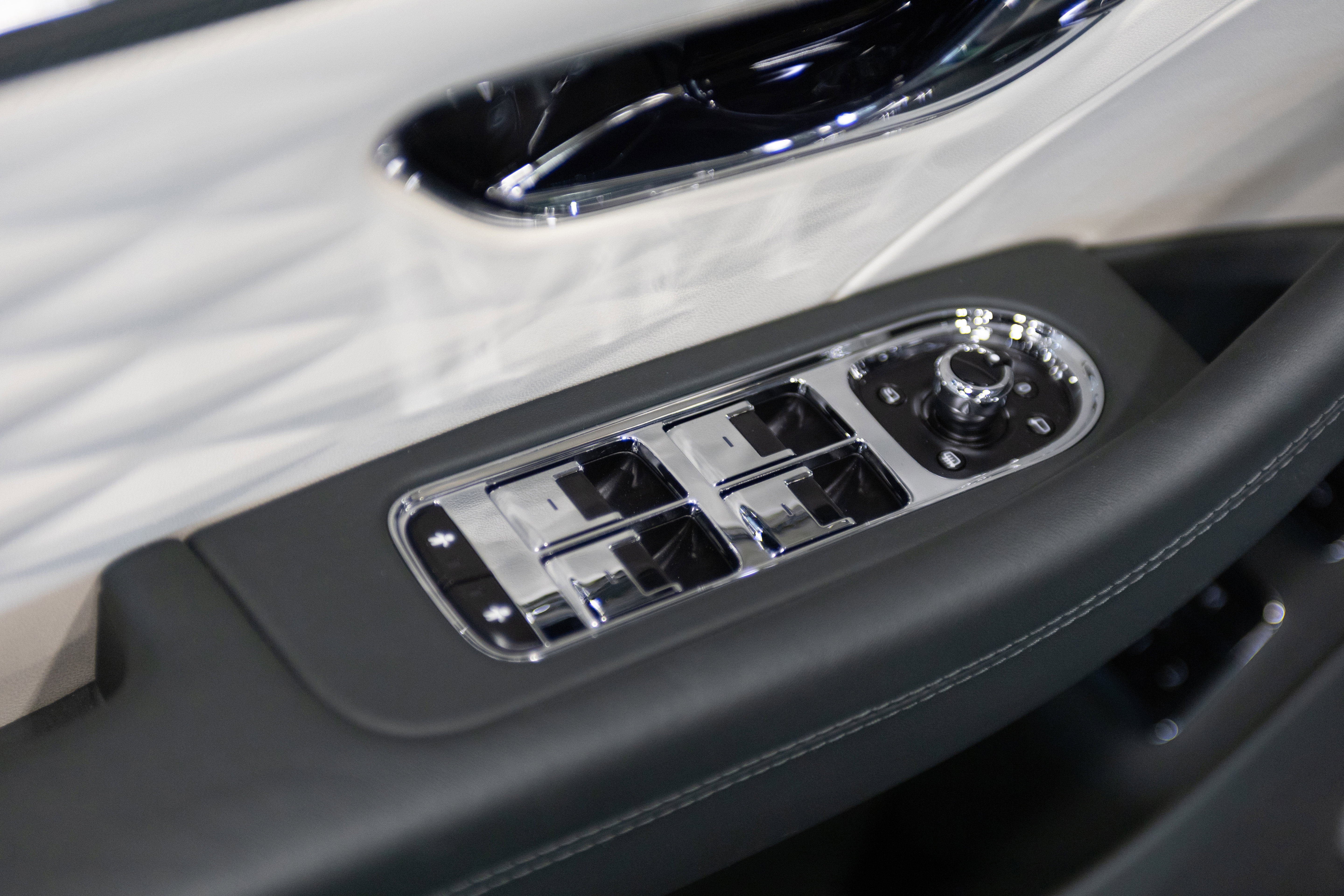 Used 2023 Bentley Flying Spur Plug-In Hybrid AWD/4WD image 12