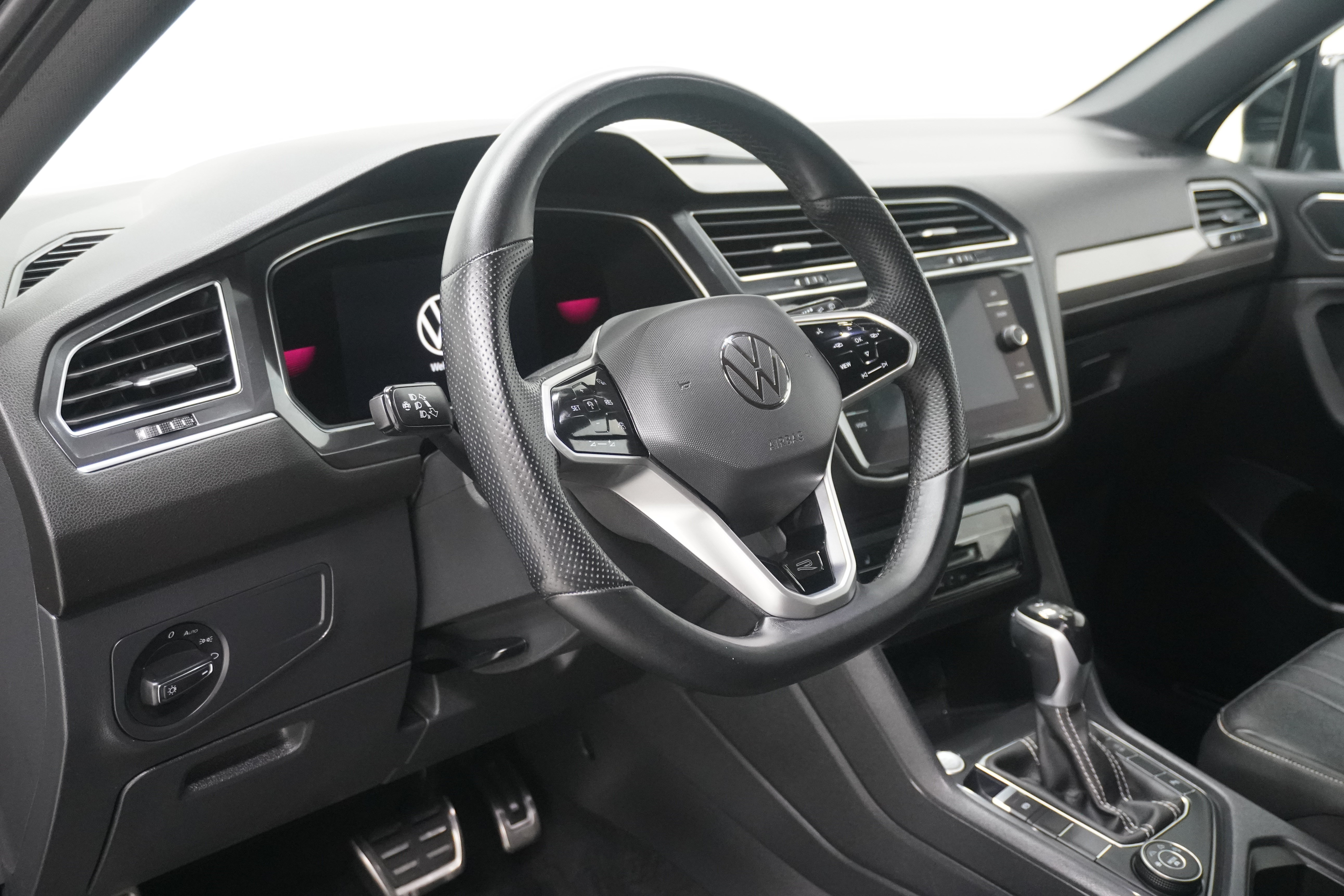 Used 2022 Volkswagen Tiguan SE R-Line AWD/4WD image 10