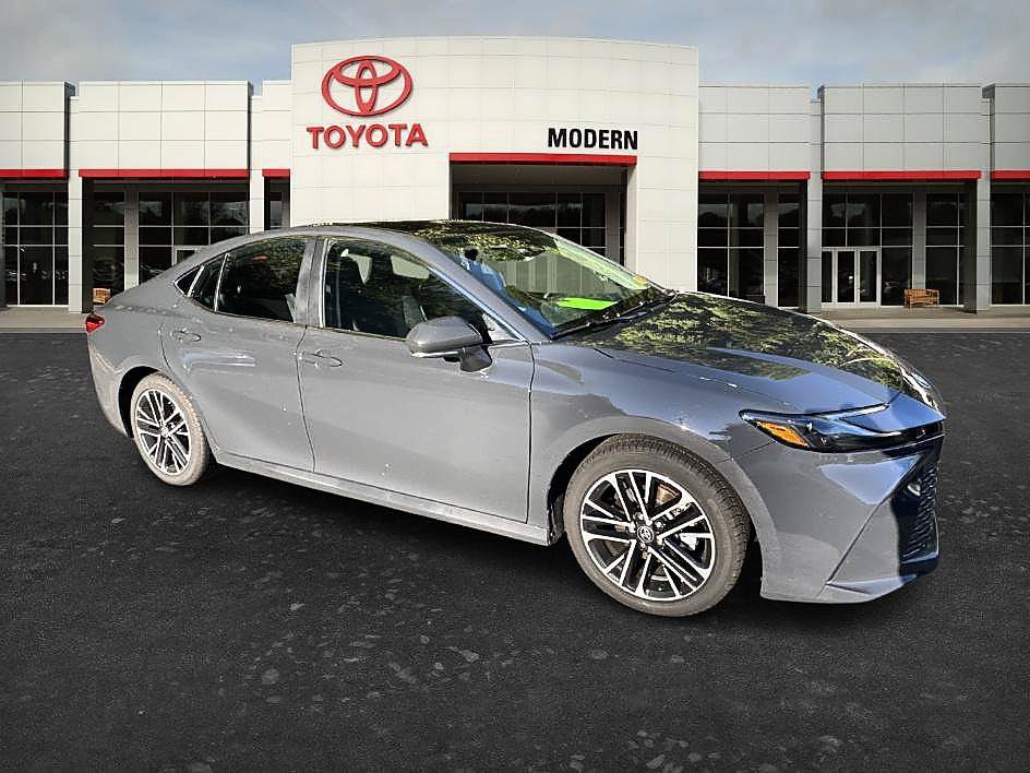 Used 2025 Toyota Camry XLE FWD image 5