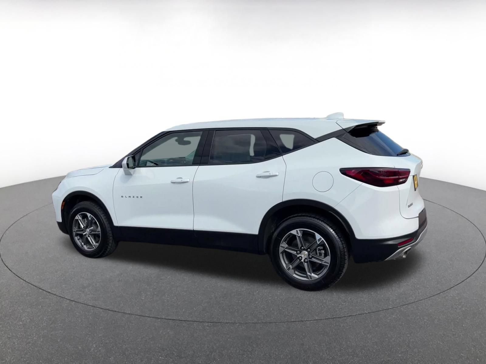 Used 2025 Chevrolet Blazer LT FWD image 9