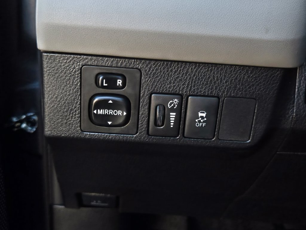 Used 2015 Toyota RAV4 LE AWD/4WD image 18