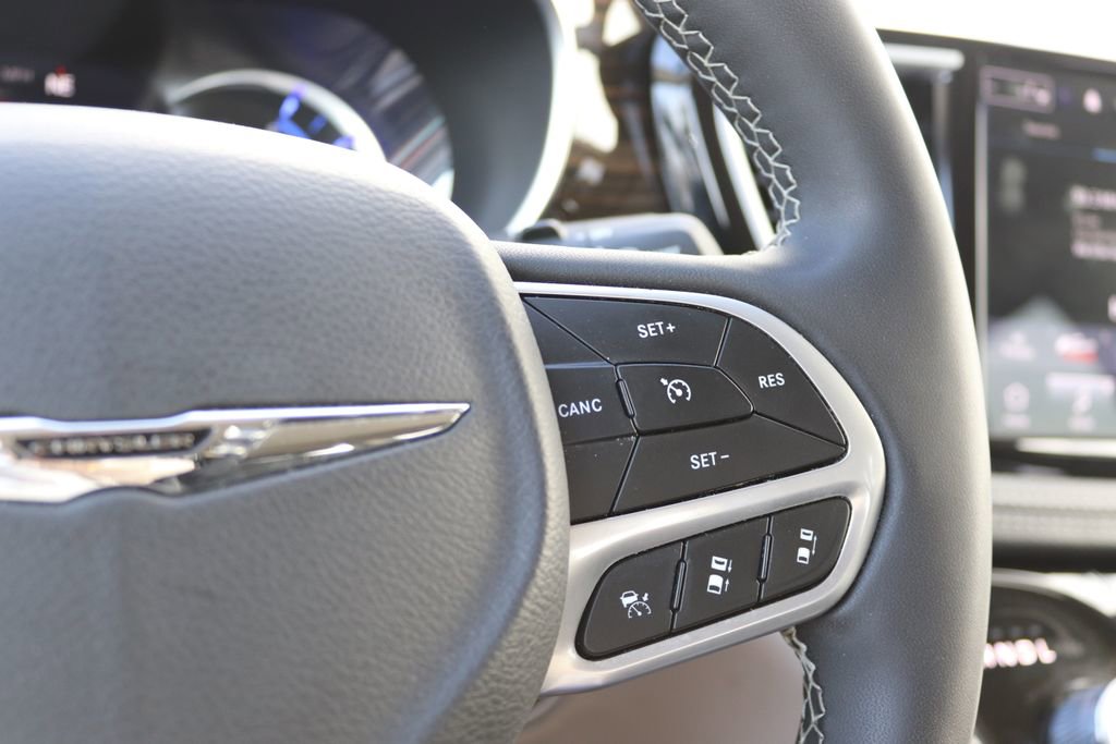 Used 2023 Chrysler Pacifica Limited image 14