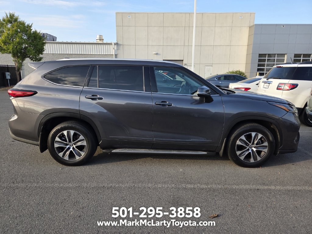 Used 2022 Toyota Highlander XLE FWD image 3