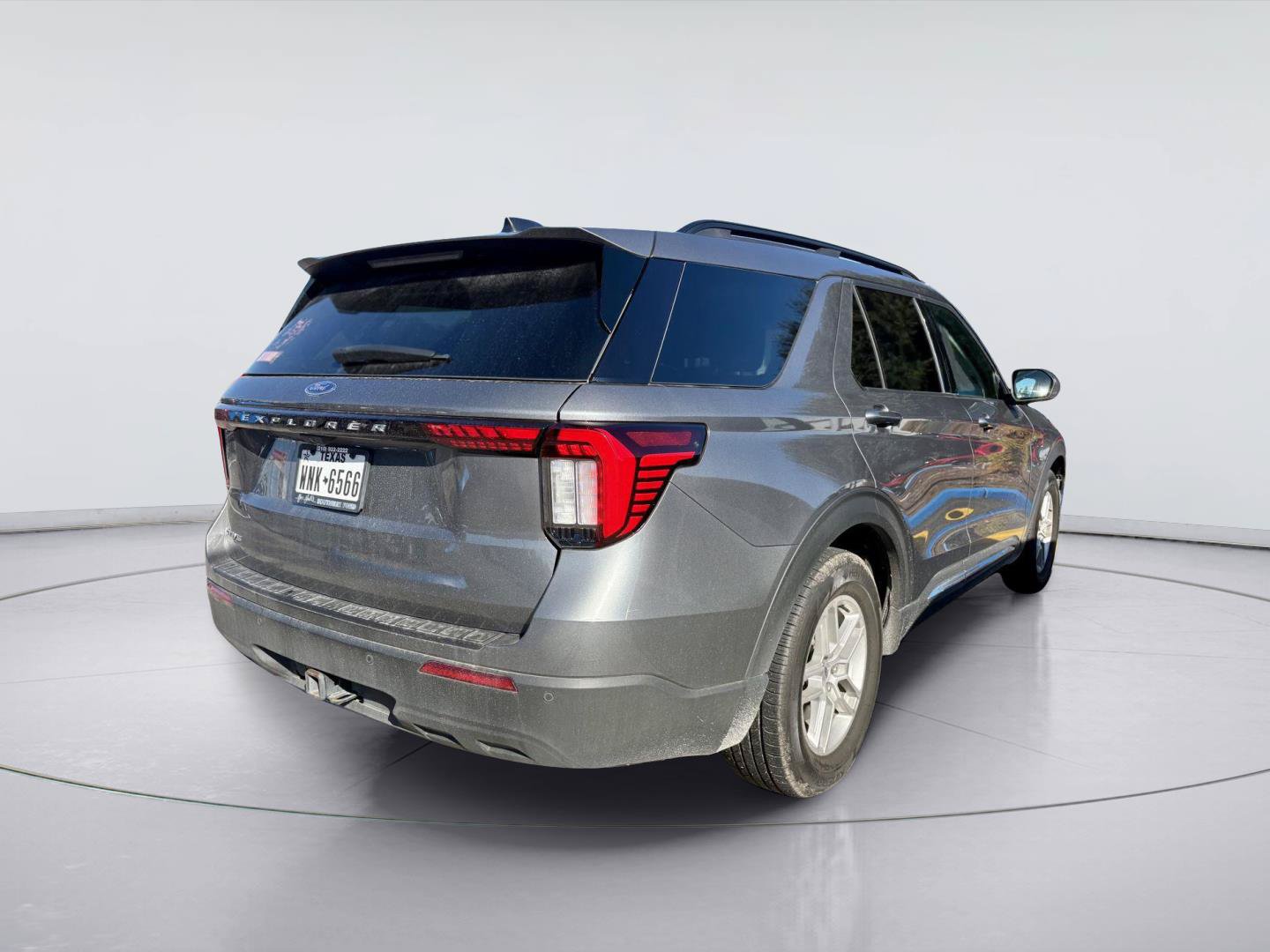 Used 2025 Ford Explorer Active RWD image 3