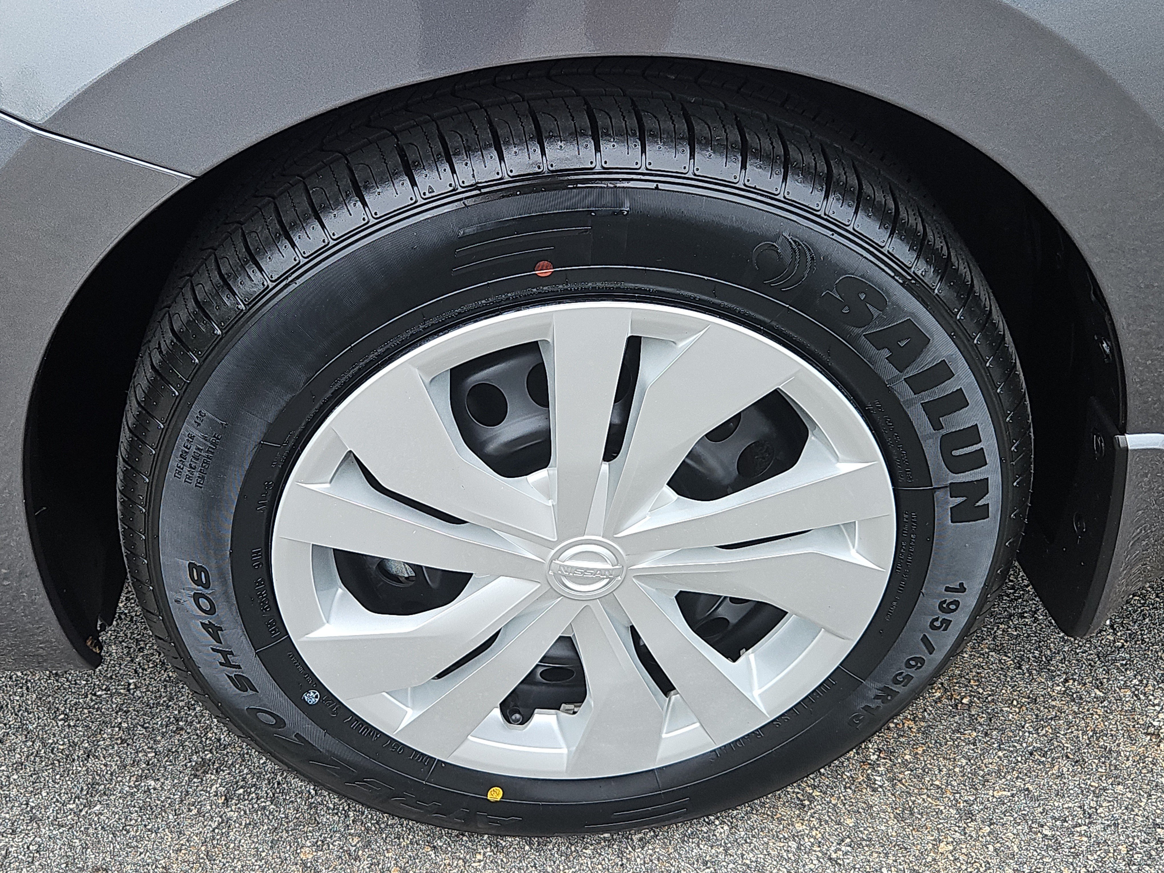 Used 2022 Nissan Versa S FWD image 4