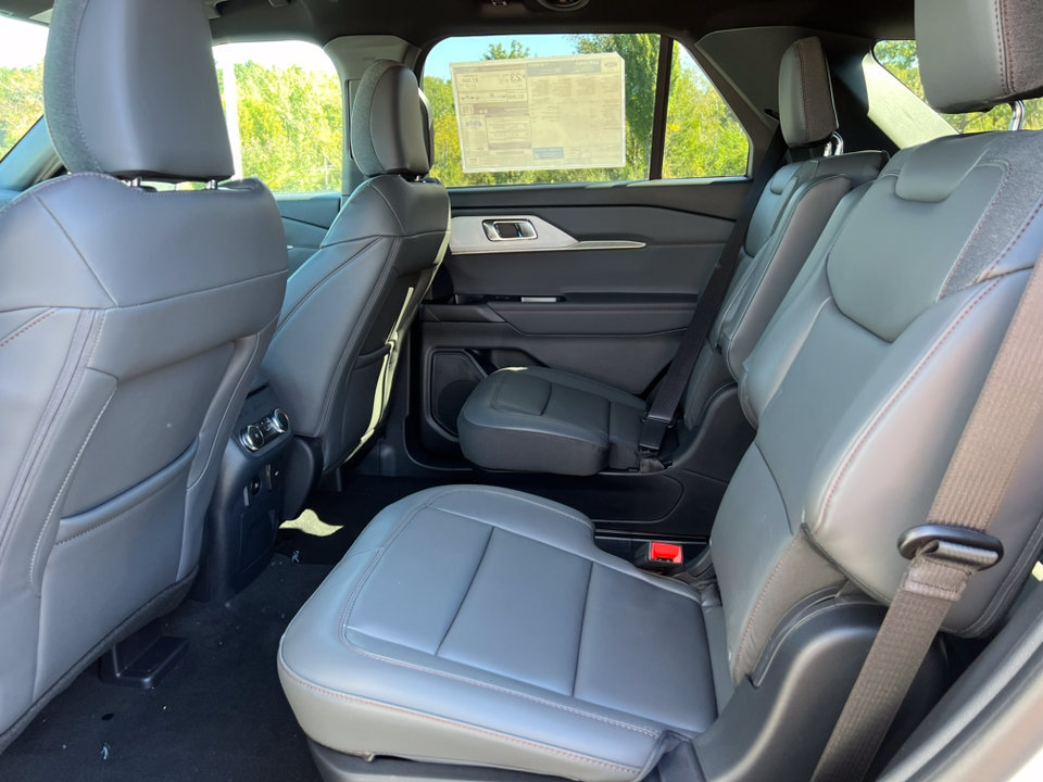 Used 2027 Ford Explorer Active AWD/4WD image 4
