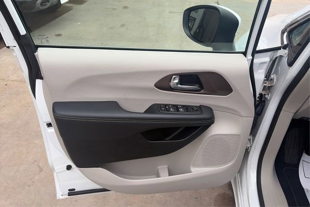 Used 2023 Chrysler Voyager LX FWD image 19