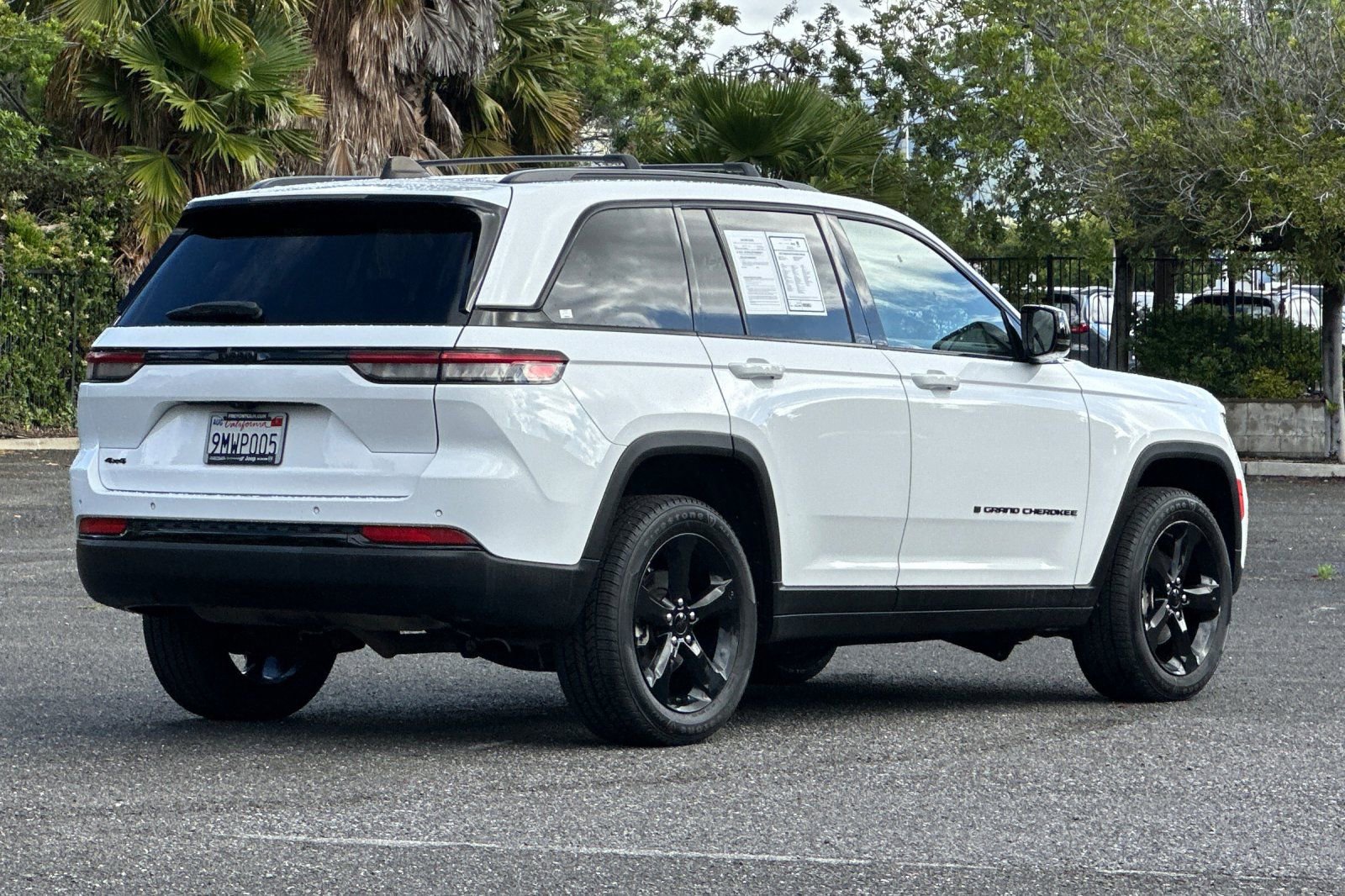Used 2023 Jeep Grand Cherokee Altitude AWD/4WD image 3