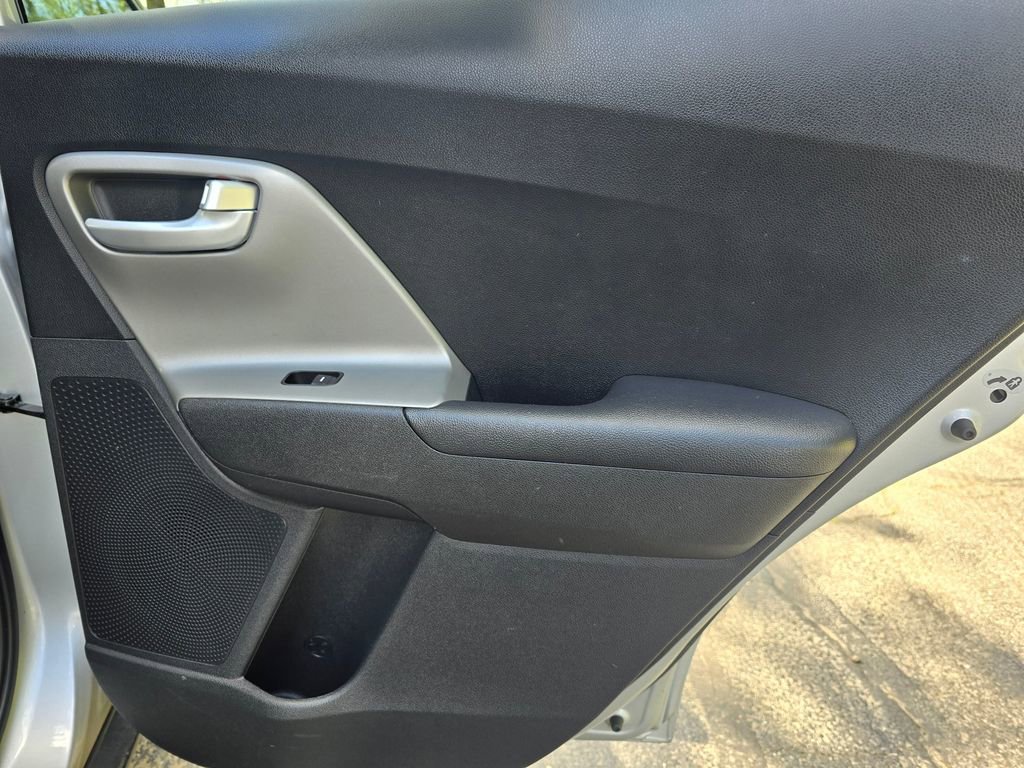 Used 2017 Kia Niro LX image 21