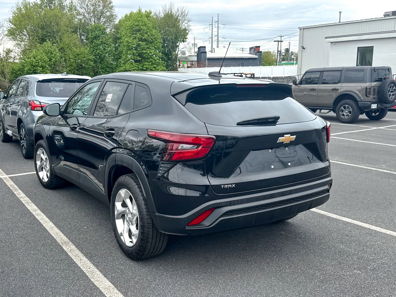 Used 2025 Chevrolet Trax LS w/ LS Convenience Package FWD image 4