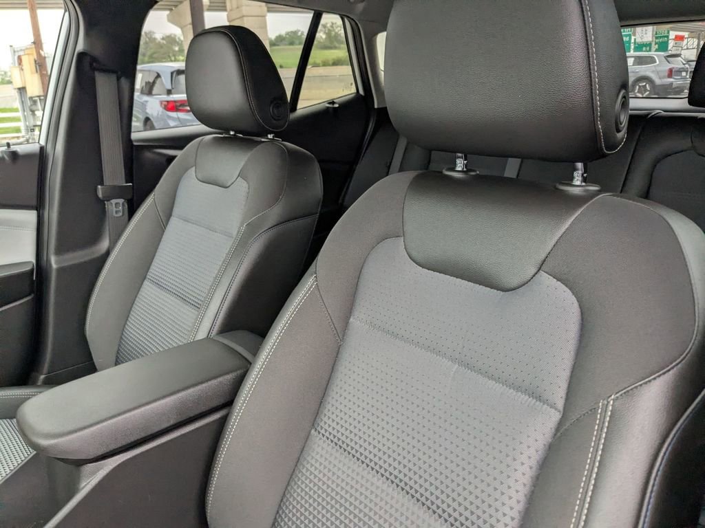 Used 2025 Chevrolet Trax LT w/ LT Convenience Package FWD image 15