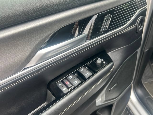 Used 2025 Jeep Wagoneer L Series II w/ 8-pass Seating Package AWD/4WD image 15