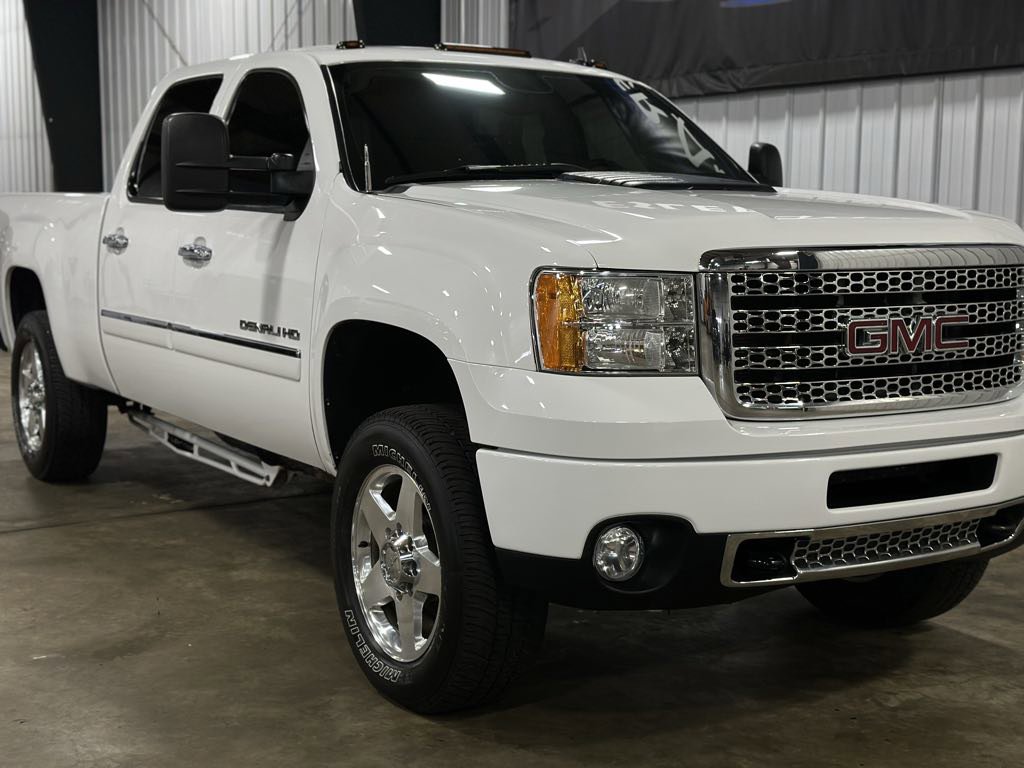 Used 2014 GMC Sierra 2500 Denali w/ Suspension Package, Off-Road image 2