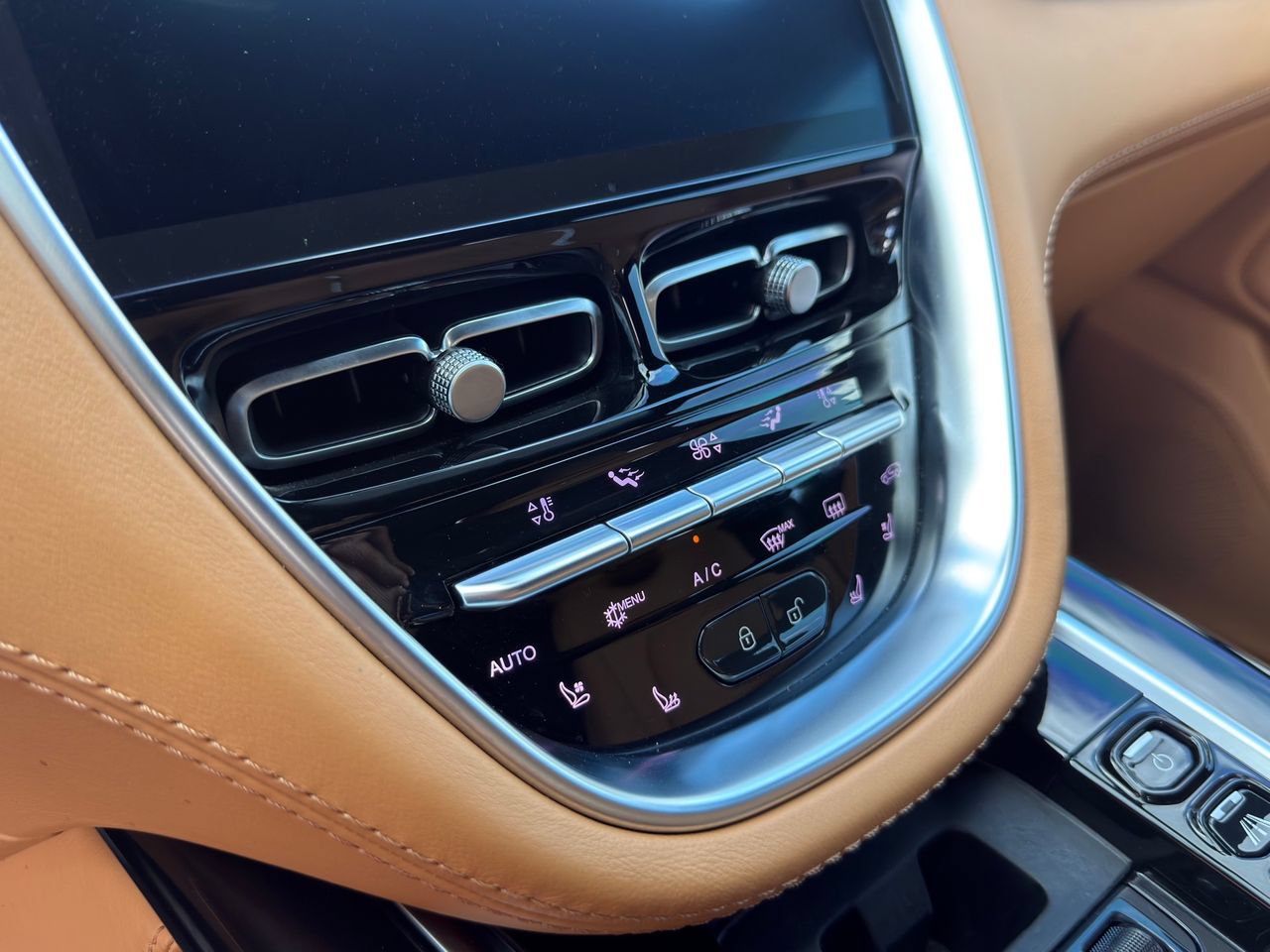 Used 2021 Aston Martin DBX AWD/4WD image 23