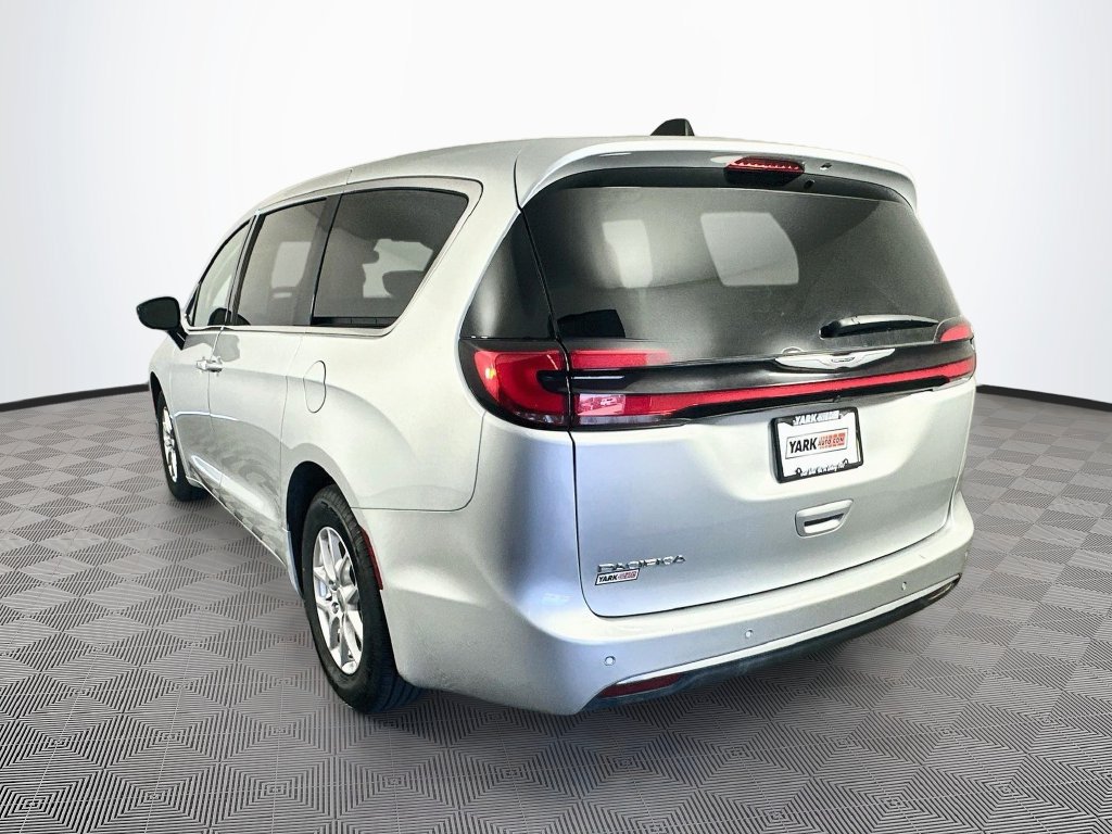 Certified 2024 Chrysler Pacifica Touring-L FWD image 7