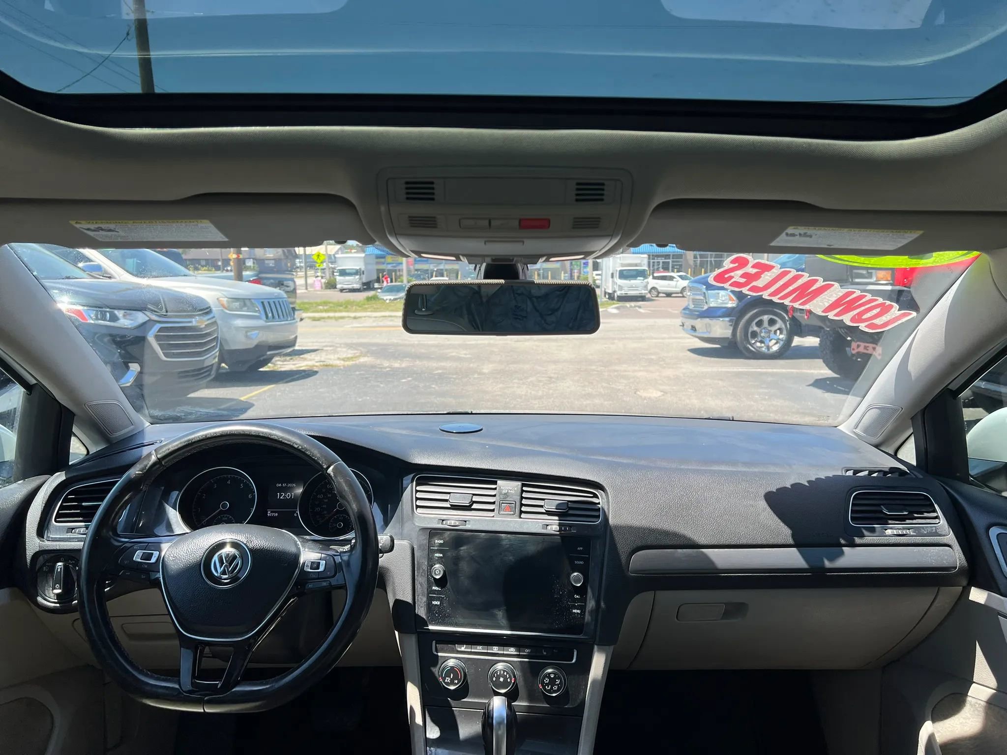 Used 2018 Volkswagen Golf SE image 12