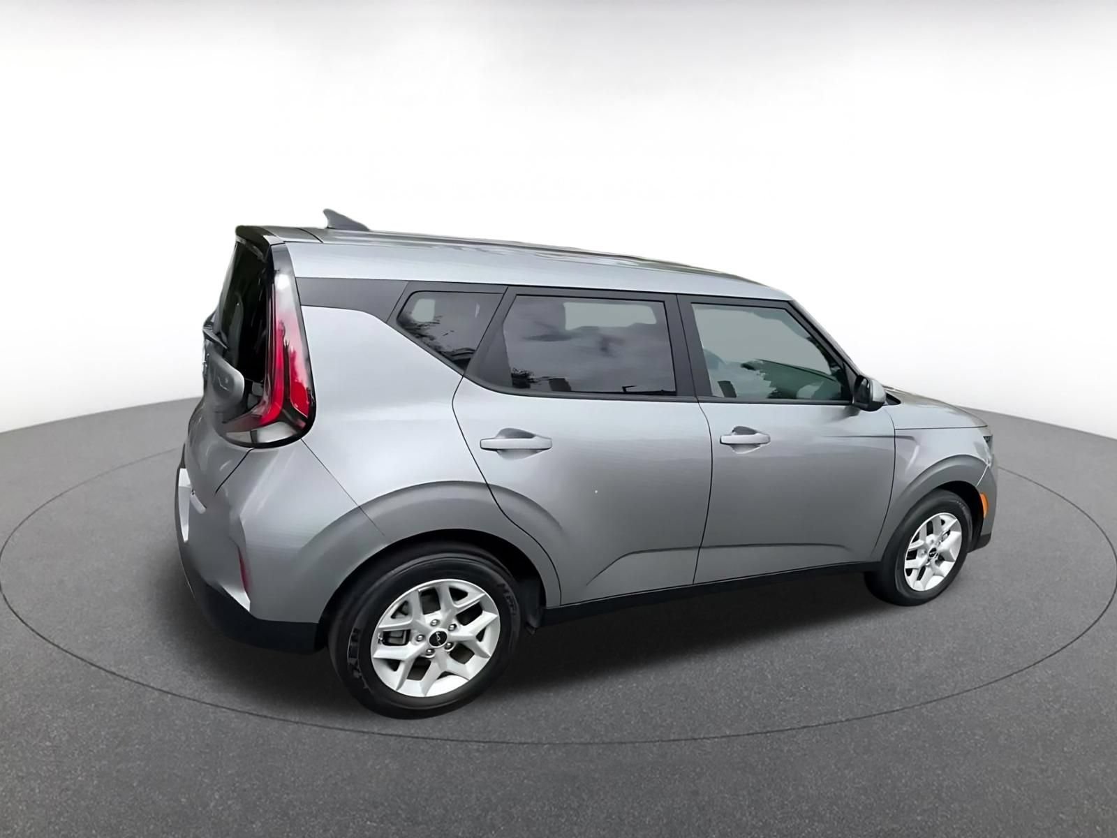 Used 2025 Kia Soul LX w/ LX Technology Package FWD image 12