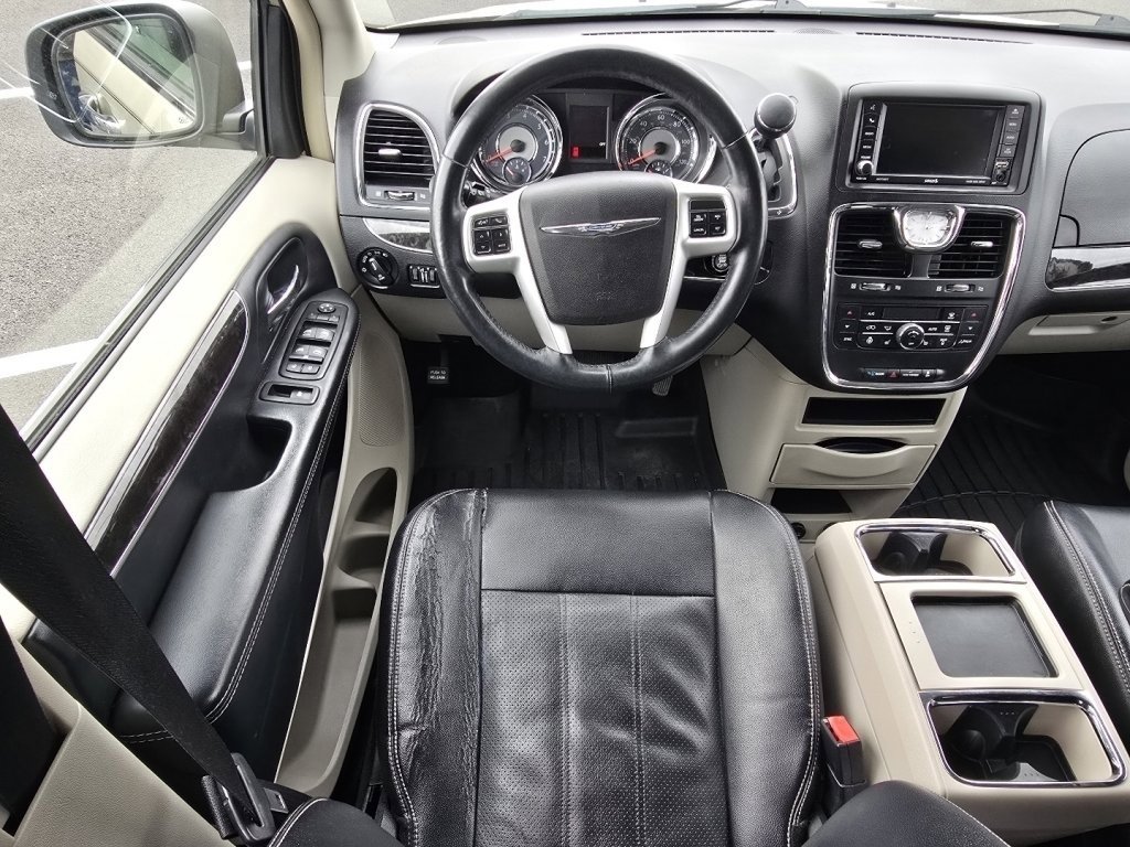 Used 2015 Chrysler Town & Country Touring-L w/ Driver Convenience Group image 19