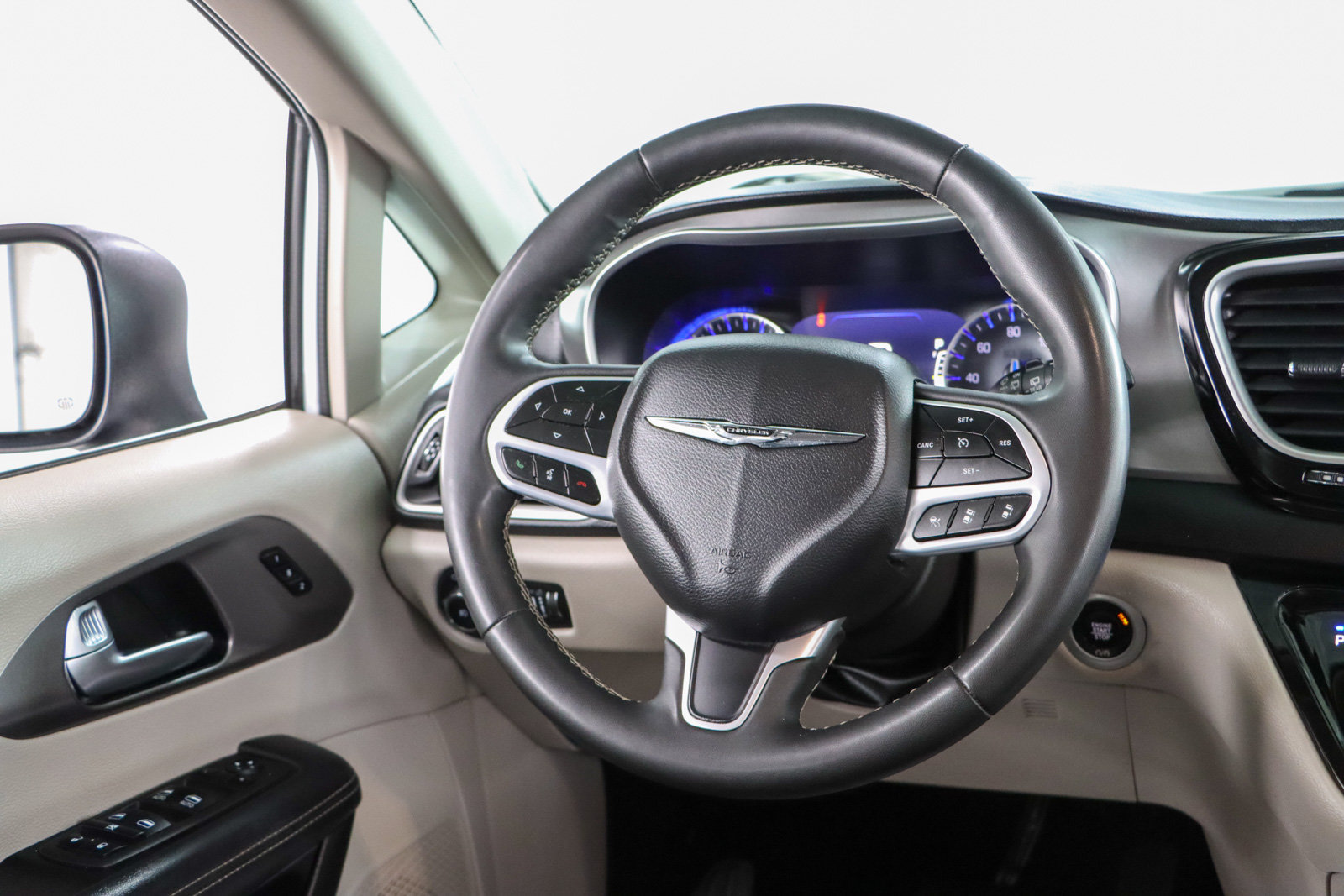 Used 2023 Chrysler Pacifica Touring-L FWD image 12