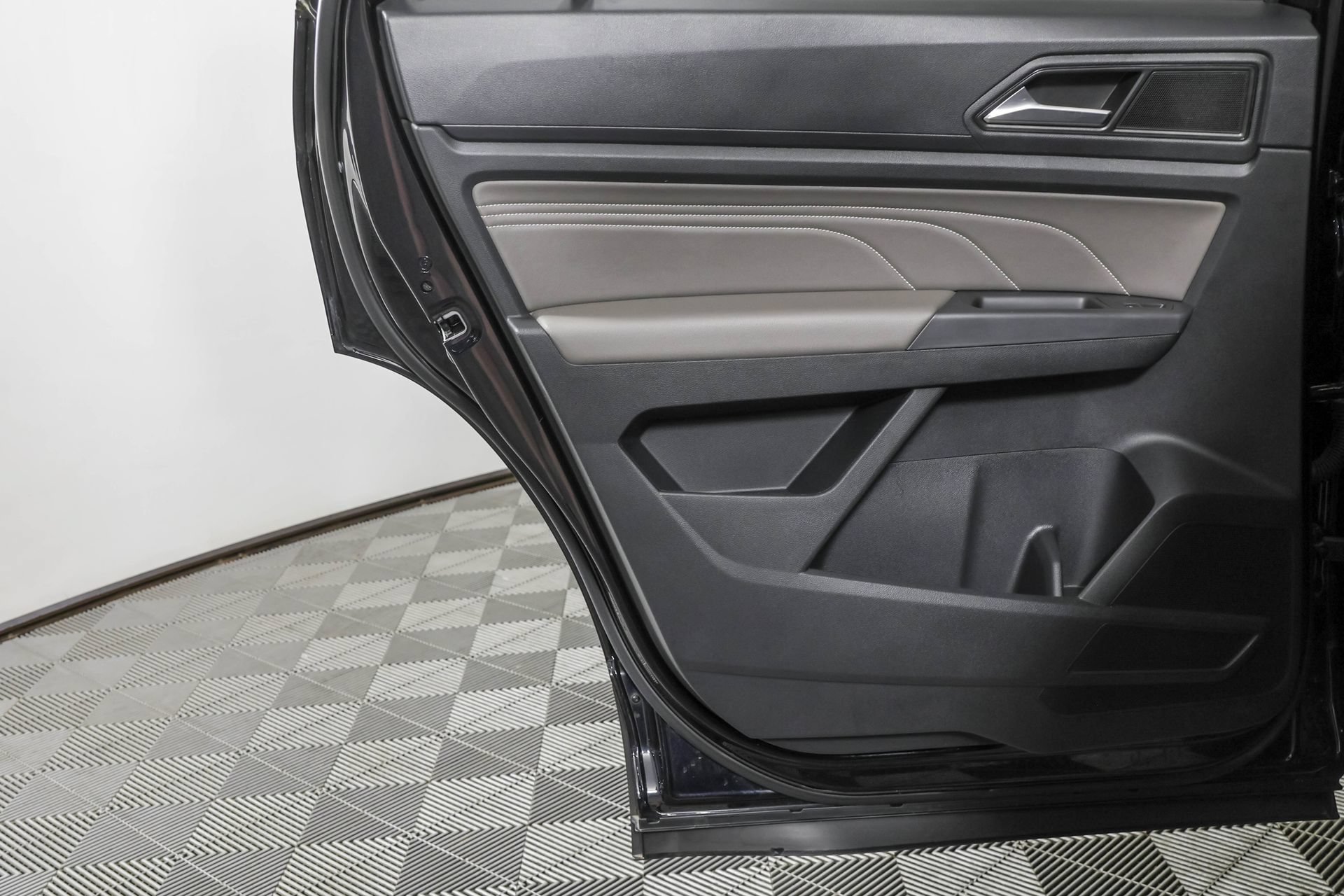 Certified 2023 Volkswagen Atlas Cross Sport SE w/ Panoramic Sunroof Package AWD/4WD image 39